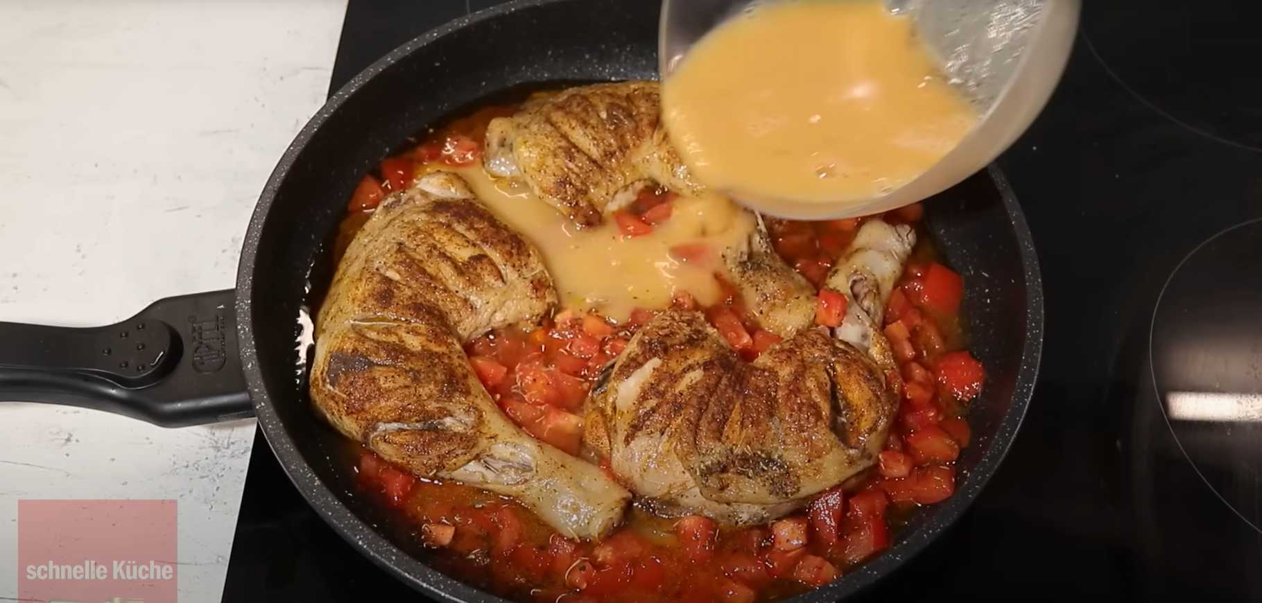 Cuisses de poulet à la poêle avec œufs et tomates - Étape 12