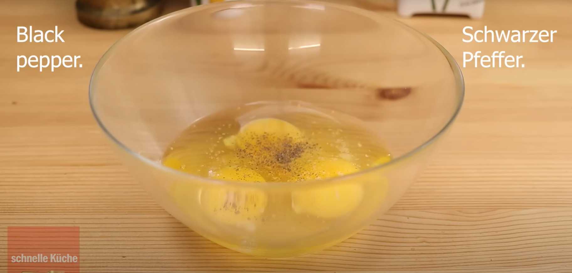 Cuisses de poulet à la poêle avec œufs et tomates - Étape 7