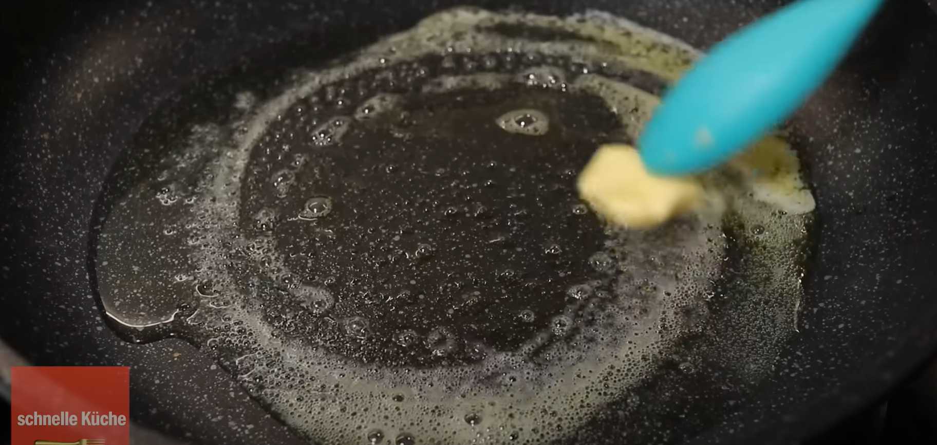 Cuisses de poulet à la poêle avec œufs et tomates - Étape 5