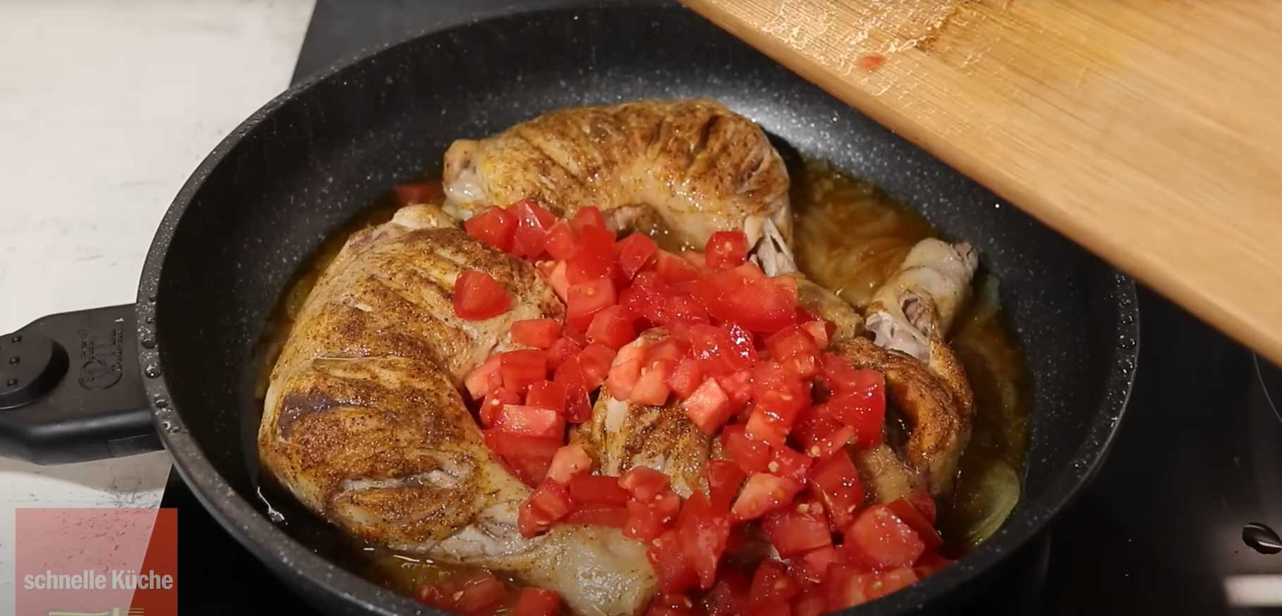 Cuisses de poulet à la poêle avec œufs et tomates - Étape 10