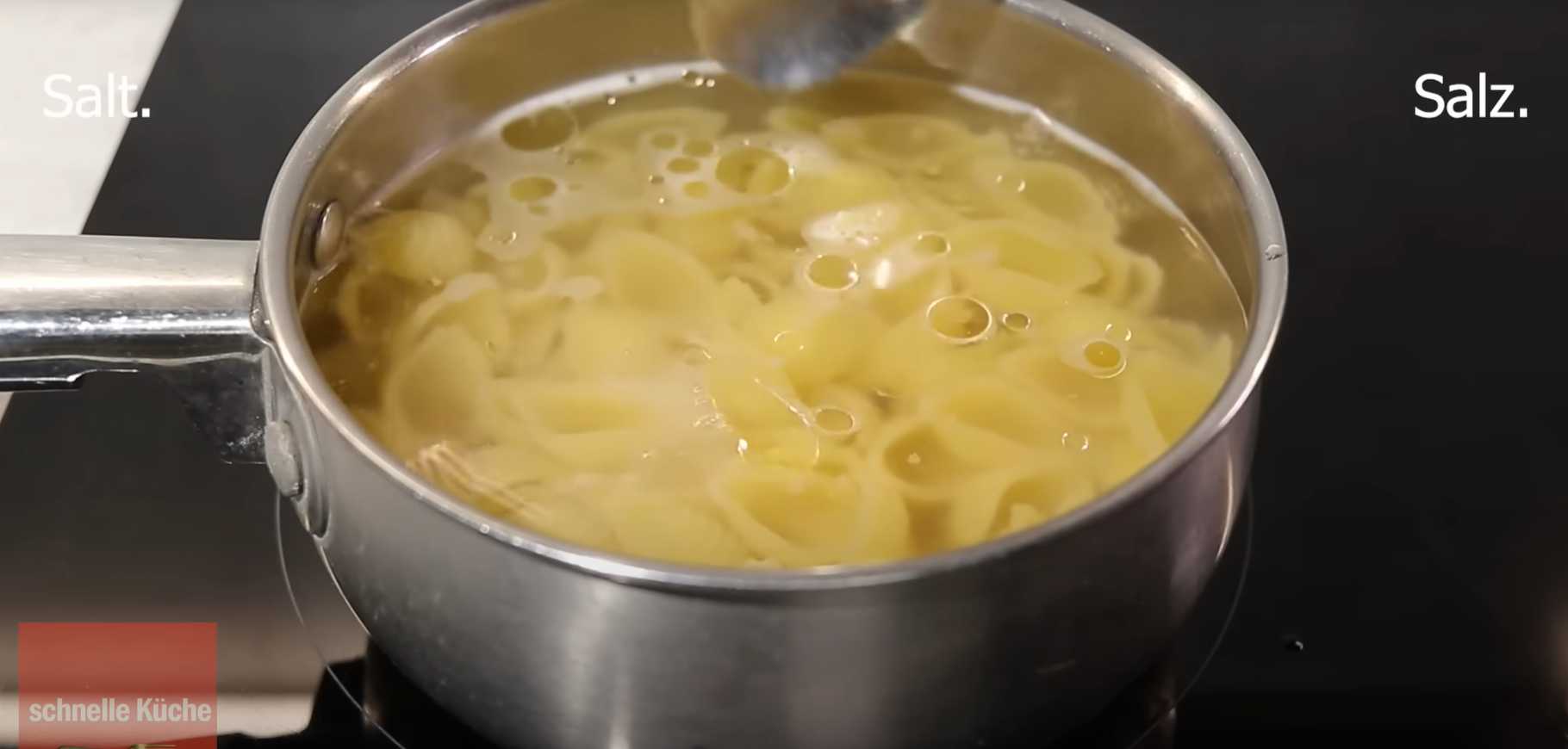 Cuisses de poulet à la poêle avec œufs et tomates - Étape 13