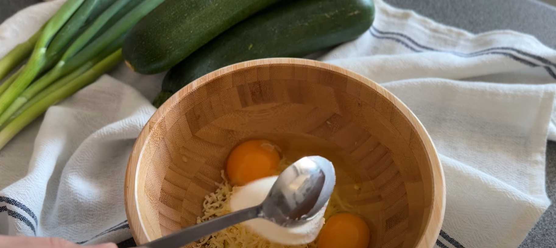 Crêpes de courgettes cuites dans un gaufrier - Étape 3