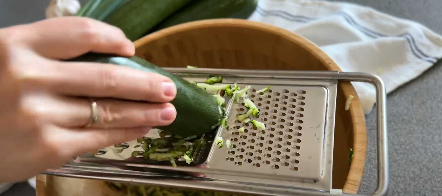 Crêpes de courgettes cuites dans un gaufrier - Étape 1