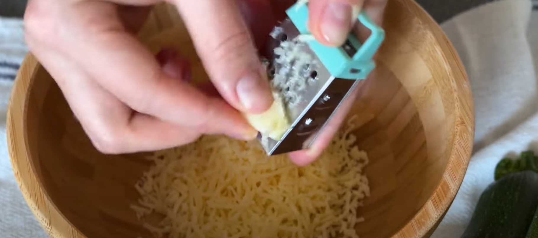 Crêpes de courgettes cuites dans un gaufrier - Étape 2