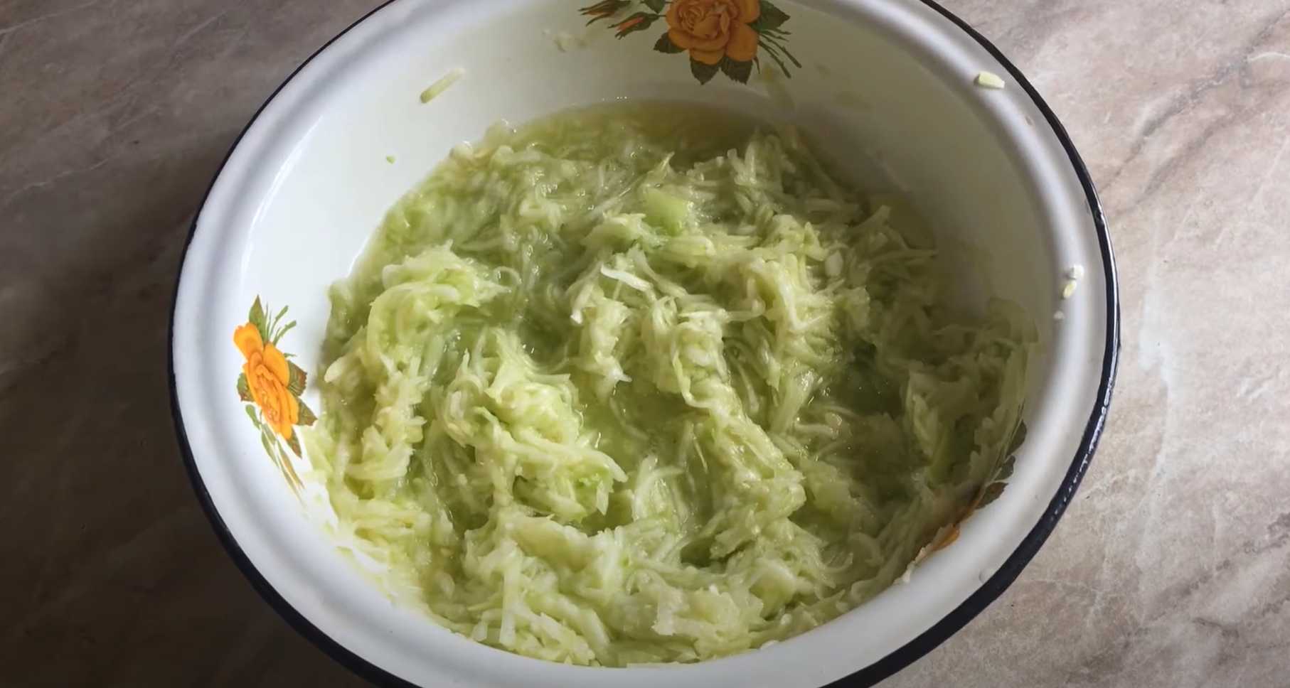 Chiftele de dovlecei cu usturoi și ierburi aromatice într-o tigaie - Pasul 1