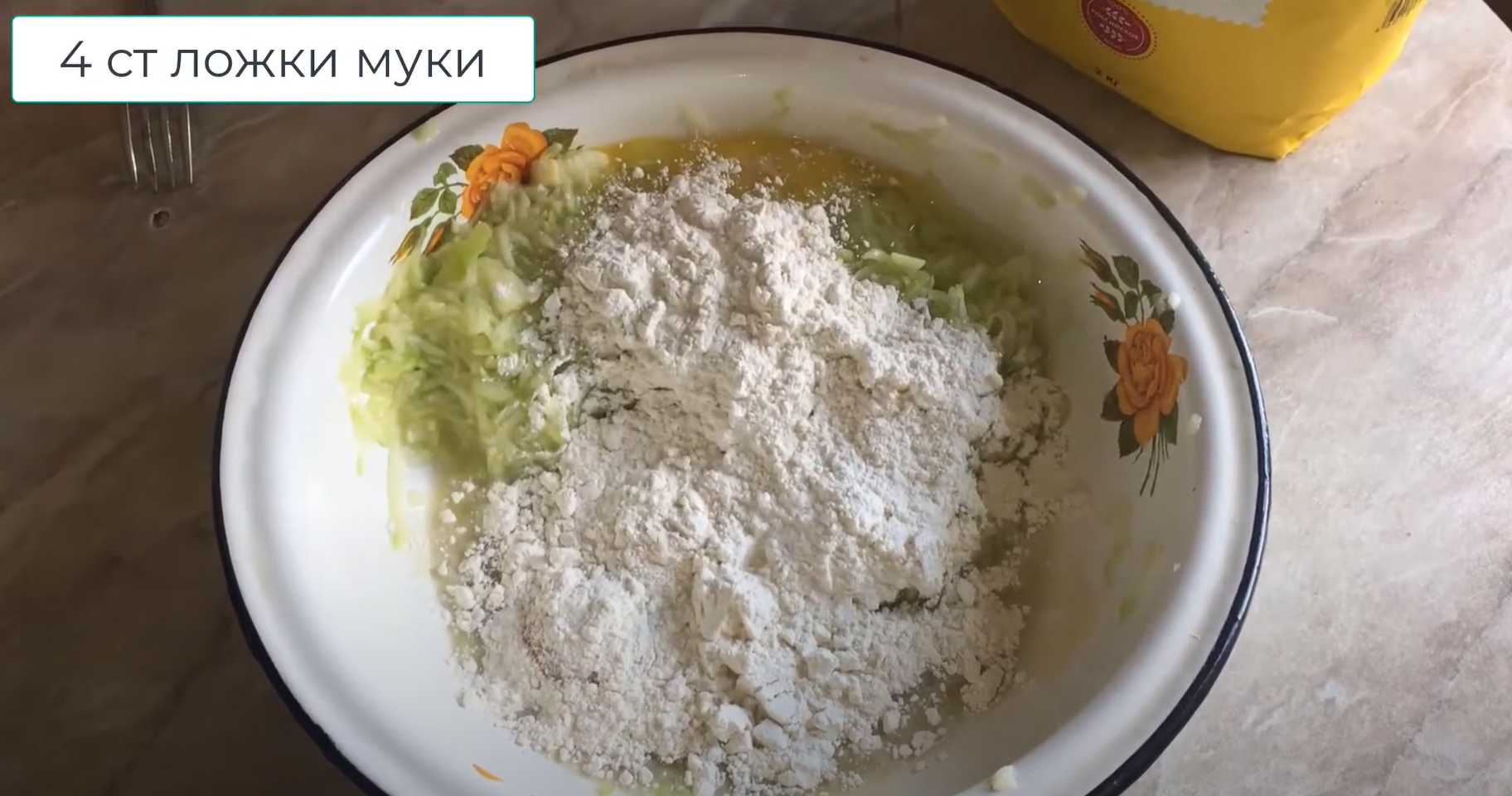 Chiftele de dovlecei cu usturoi și ierburi aromatice într-o tigaie - Pasul 2