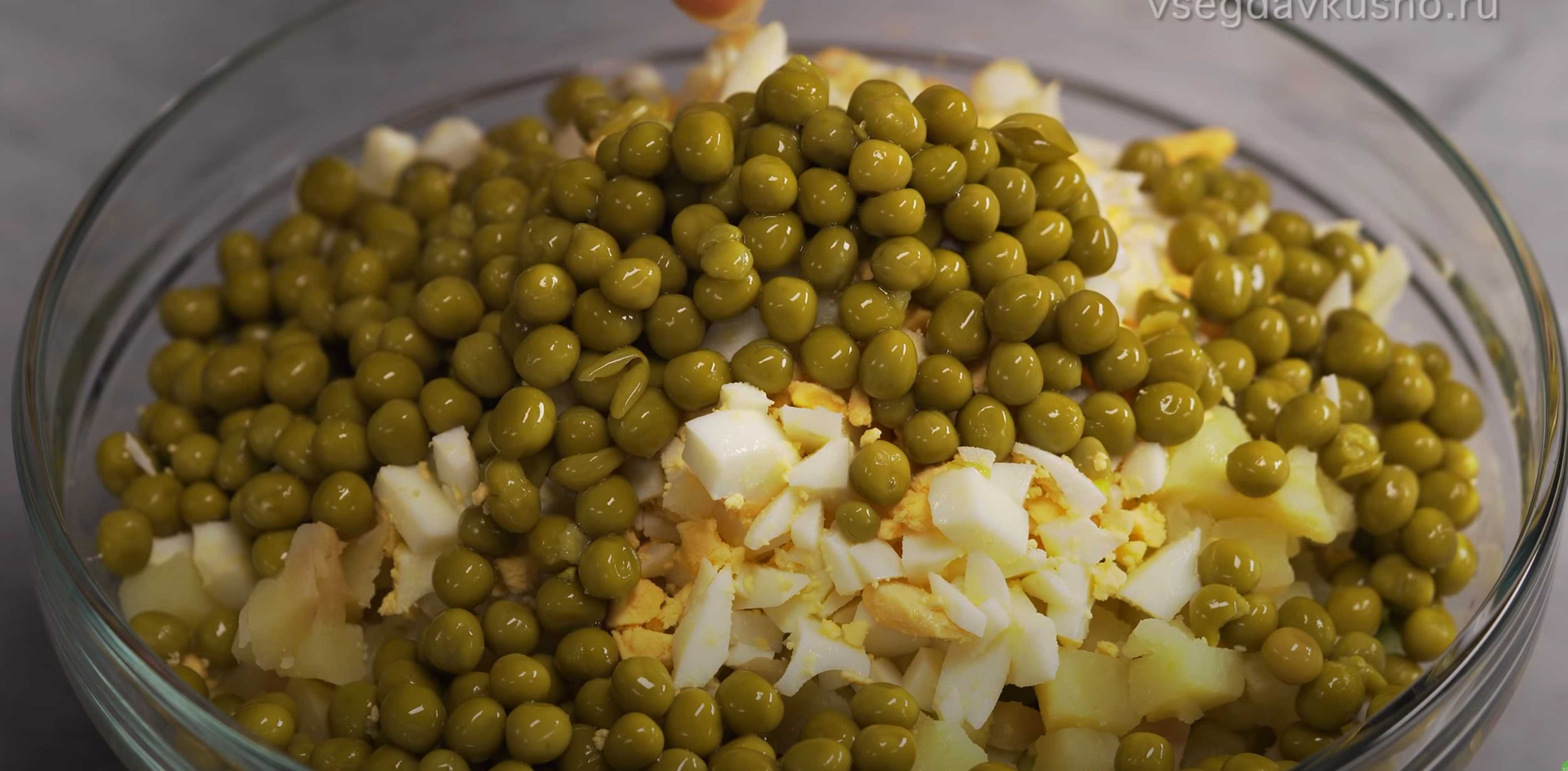 Salade Olivier classique au poulet. Étape 10