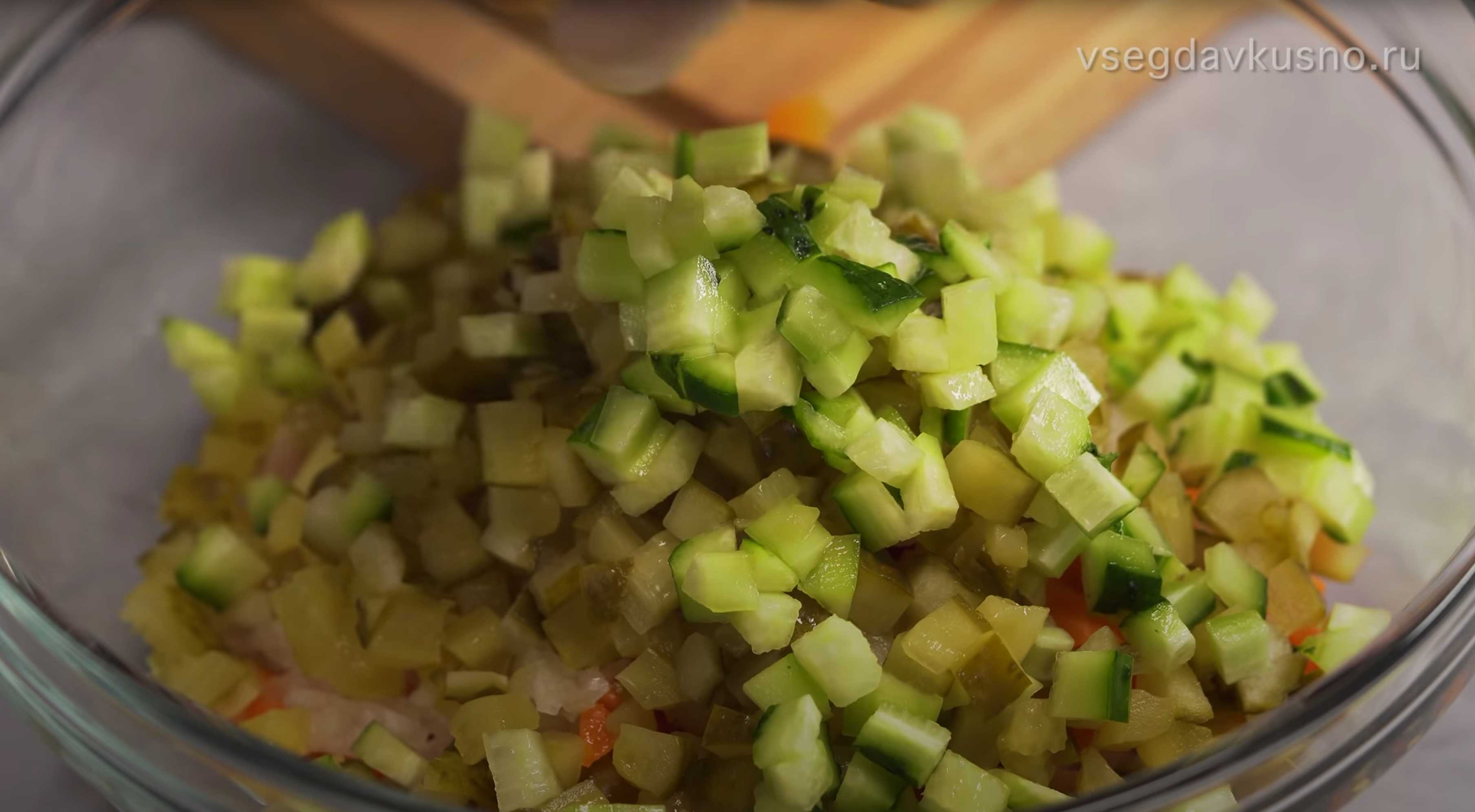 Salade Olivier classique au poulet. Étape 7
