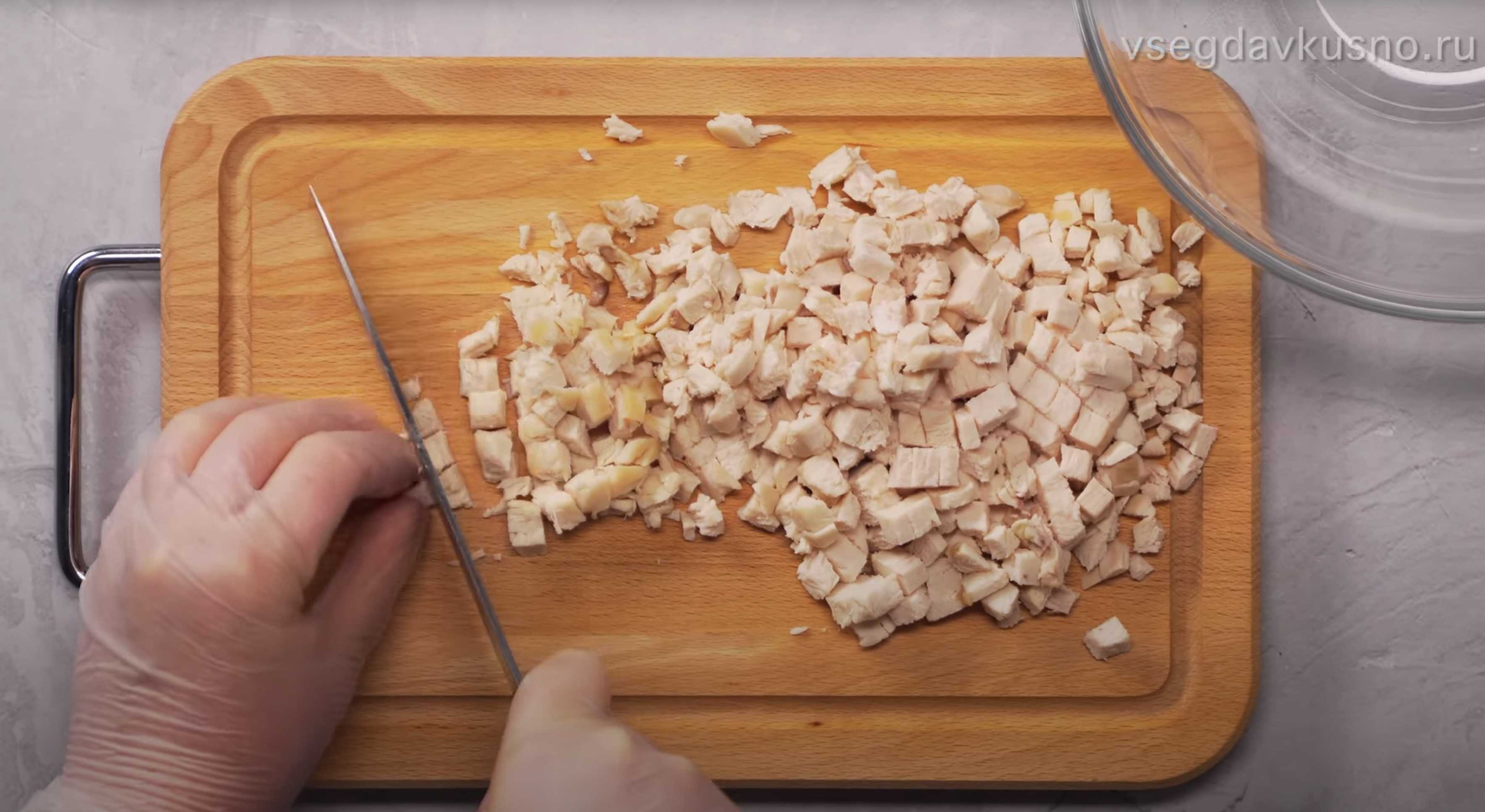 Salade Olivier classique au poulet. Étape 3