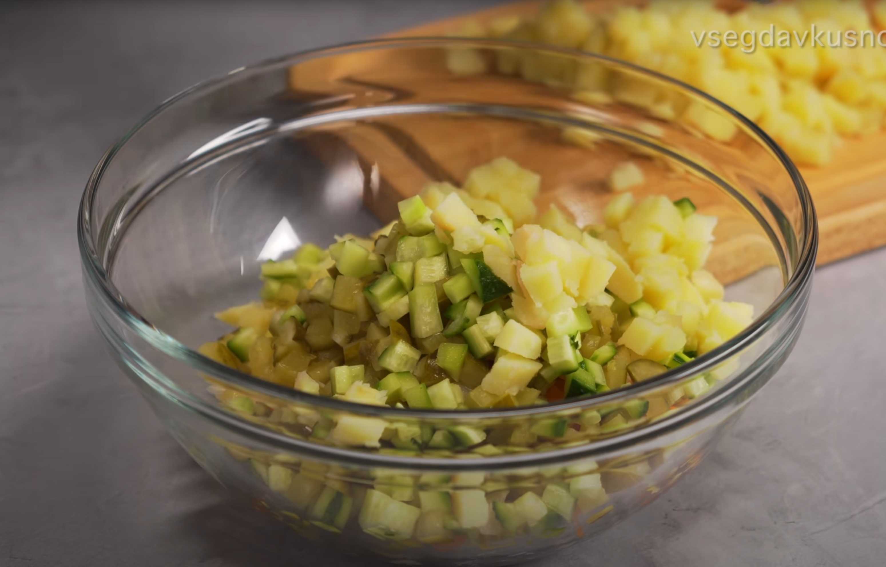 Salade Olivier classique au poulet. Étape 8