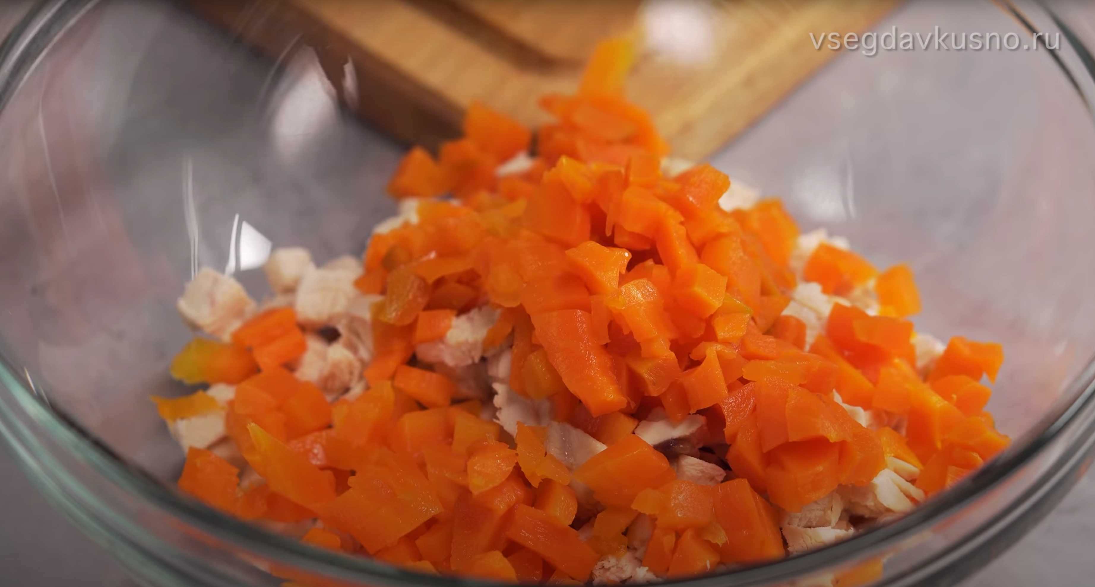Salade Olivier classique au poulet. Étape 4