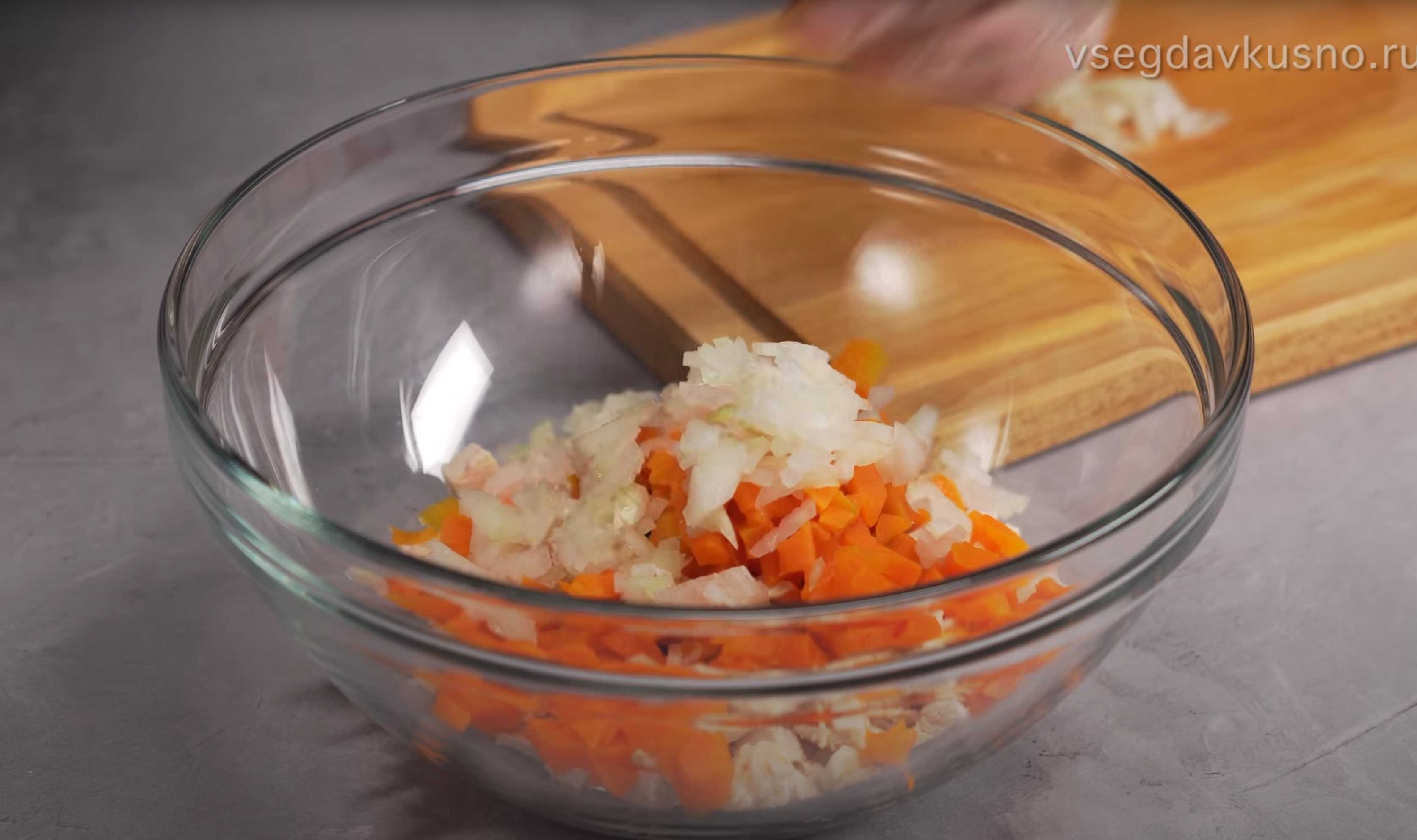 Salade Olivier classique au poulet. Étape 5