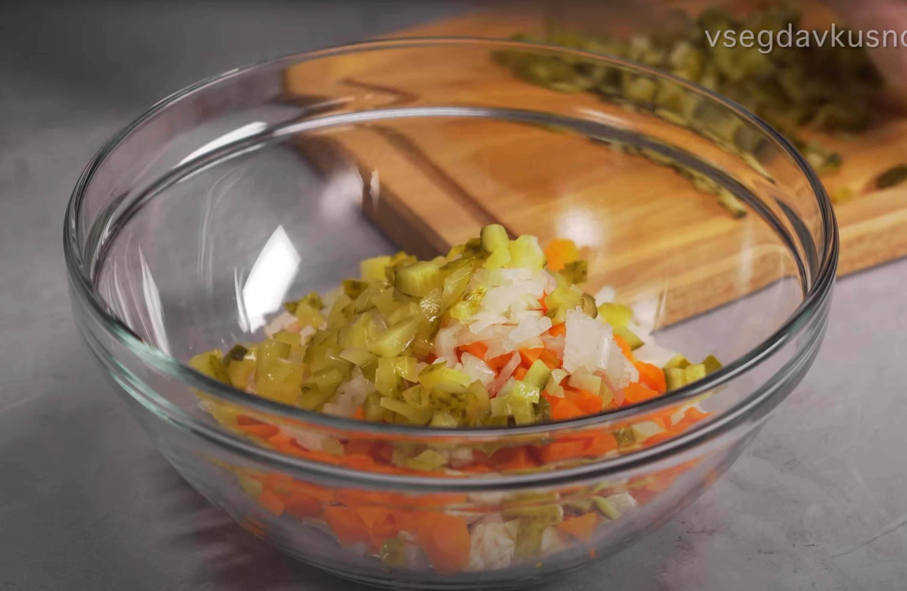 Salade Olivier classique au poulet. Étape 6