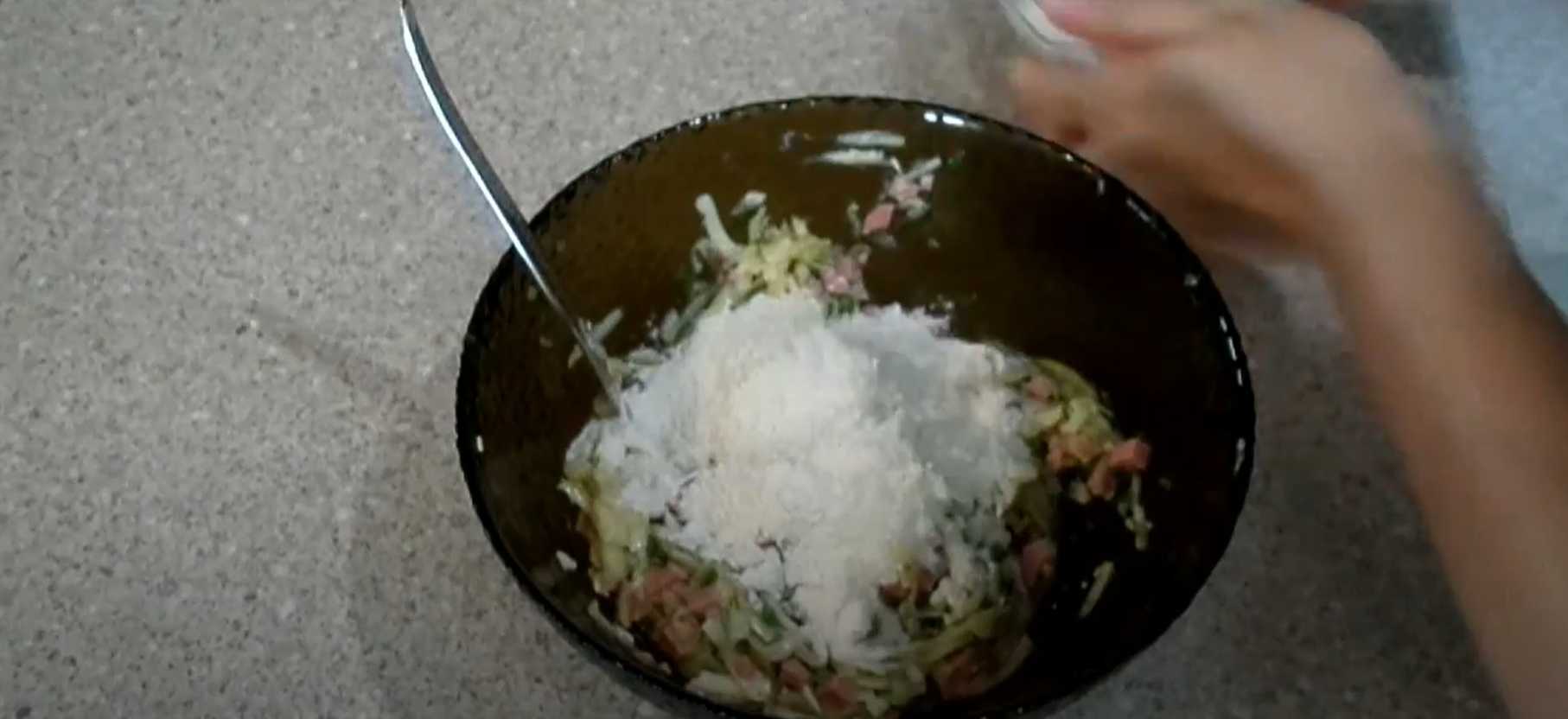 Beignets de courgettes à la saucisse et au fromage - Étape 6