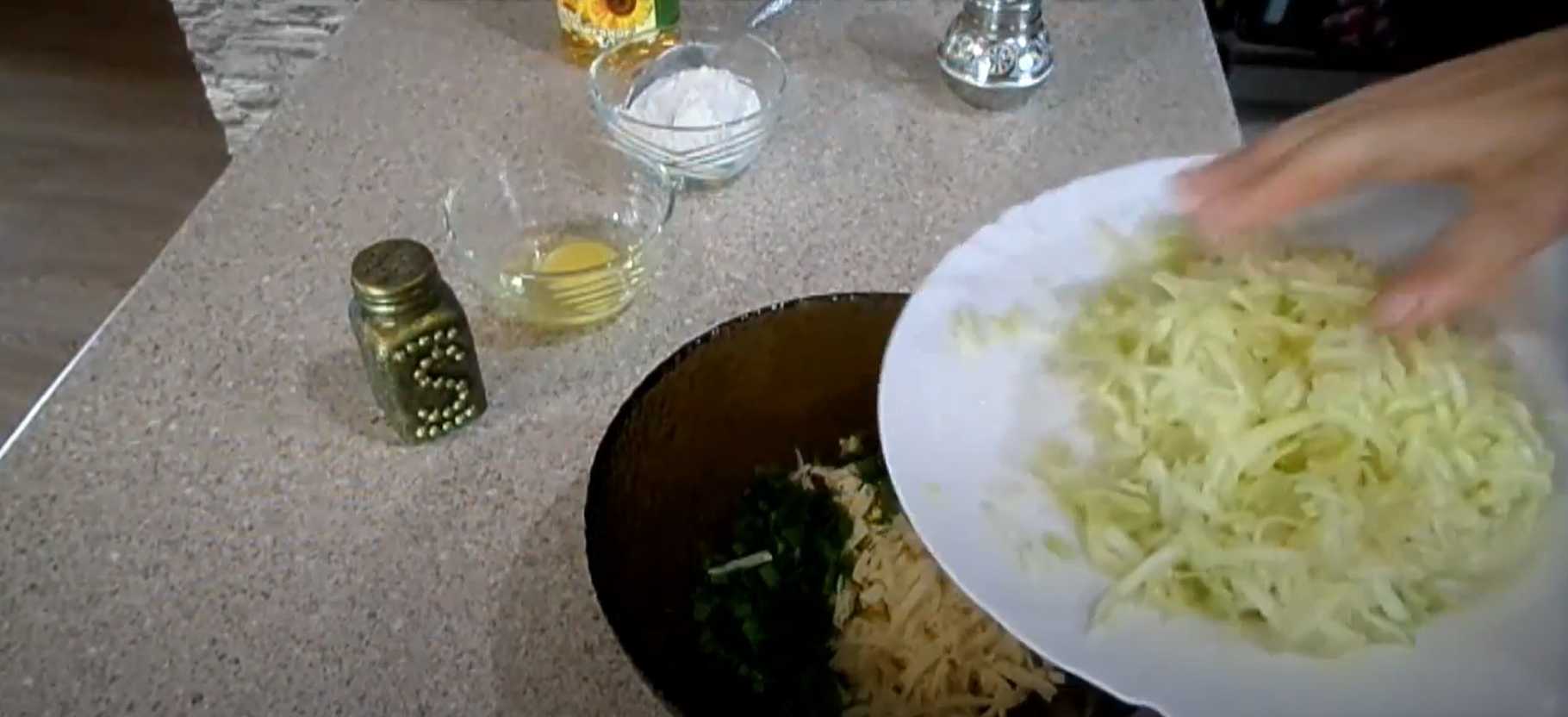 Beignets de courgettes à la saucisse et au fromage - Étape 4