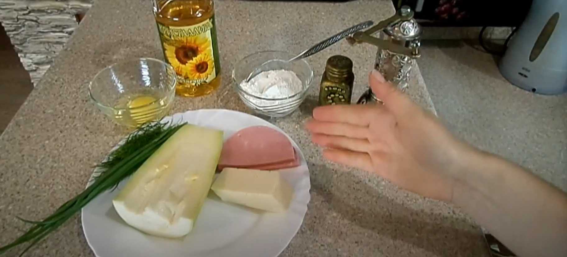 Beignets de courgettes à la saucisse et au fromage - Étape 1