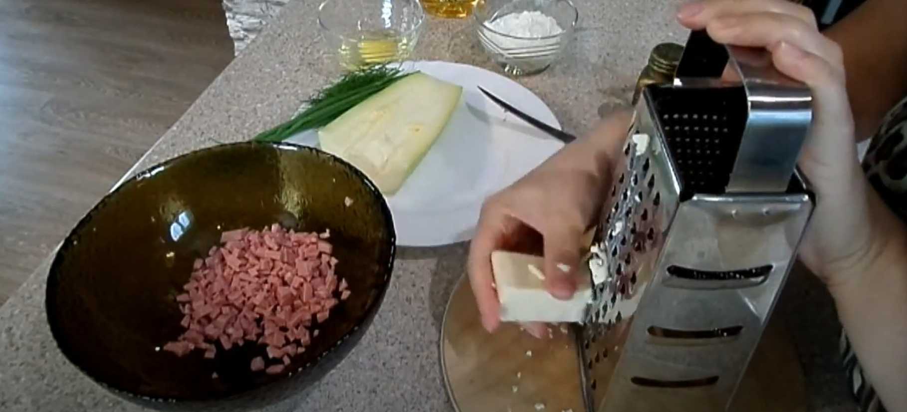 Beignets de courgettes à la saucisse et au fromage - Étape 2