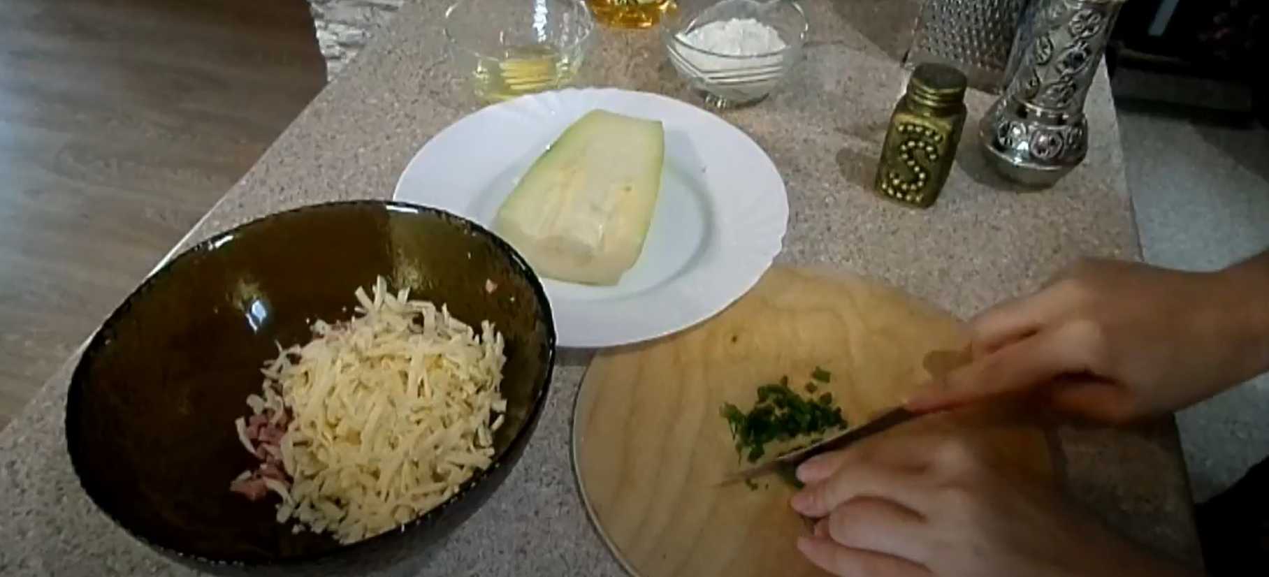 Beignets de courgettes à la saucisse et au fromage - Étape 3