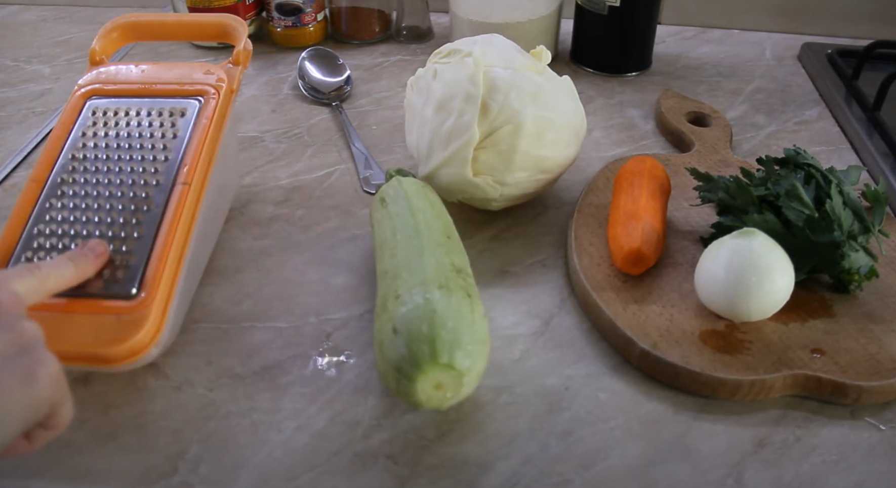 Beignets de courgettes à la poêle sèche - Étape 1