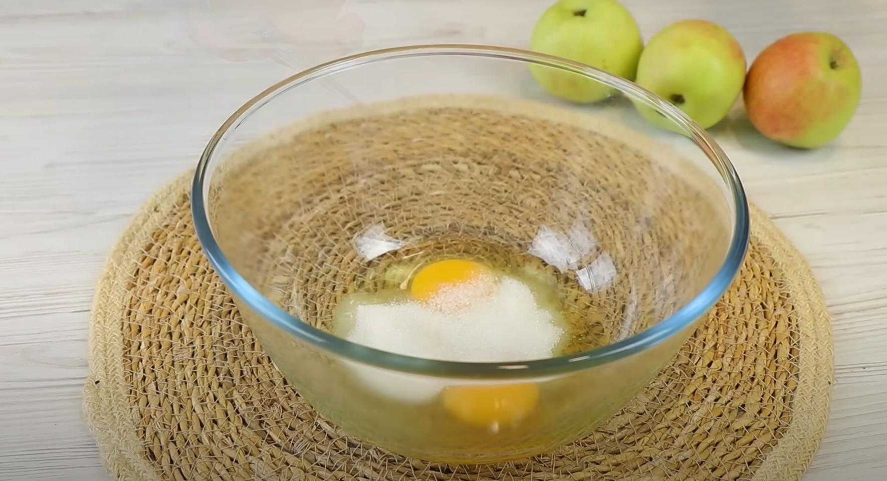 Charlotte aux pommes à la poêle - Étape 1