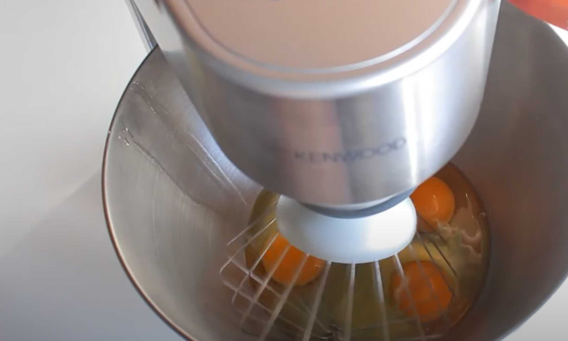 Charlotte aux pommes à la mijoteuse - Étape 1