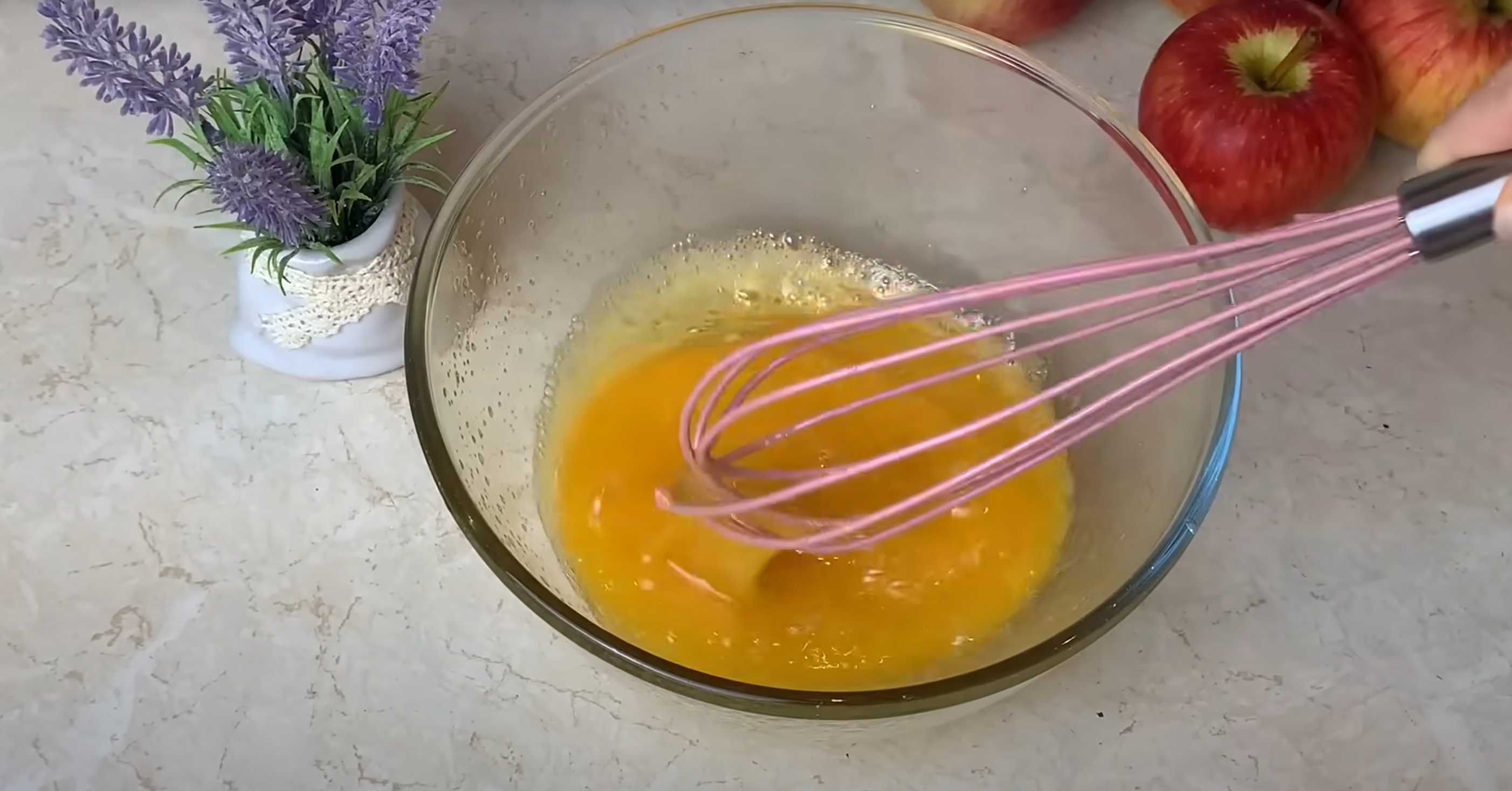 Charlotte aux pommes en gelée - Étape 1