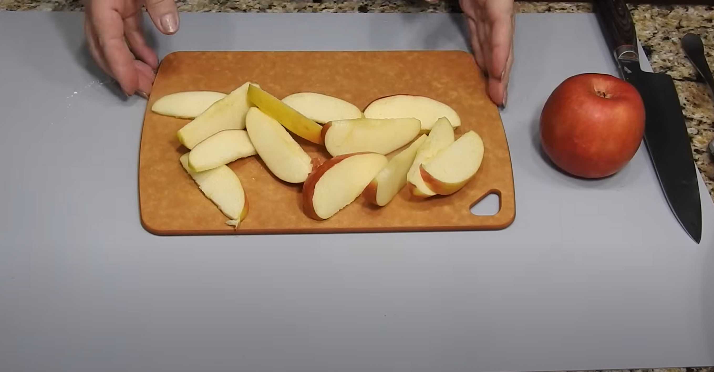 Charlotte aux pommes à la poêle - Étape 1