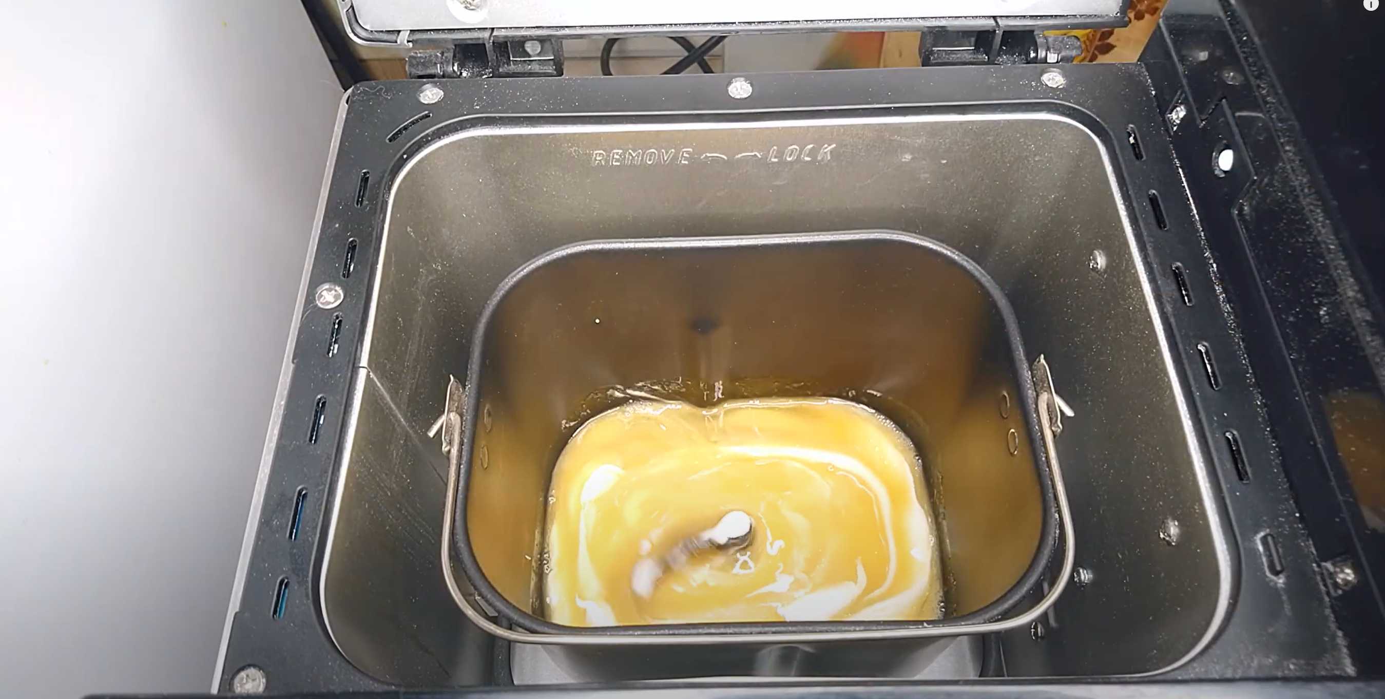 Gâteau Charlotte cuit à la machine à pain - Étape 4