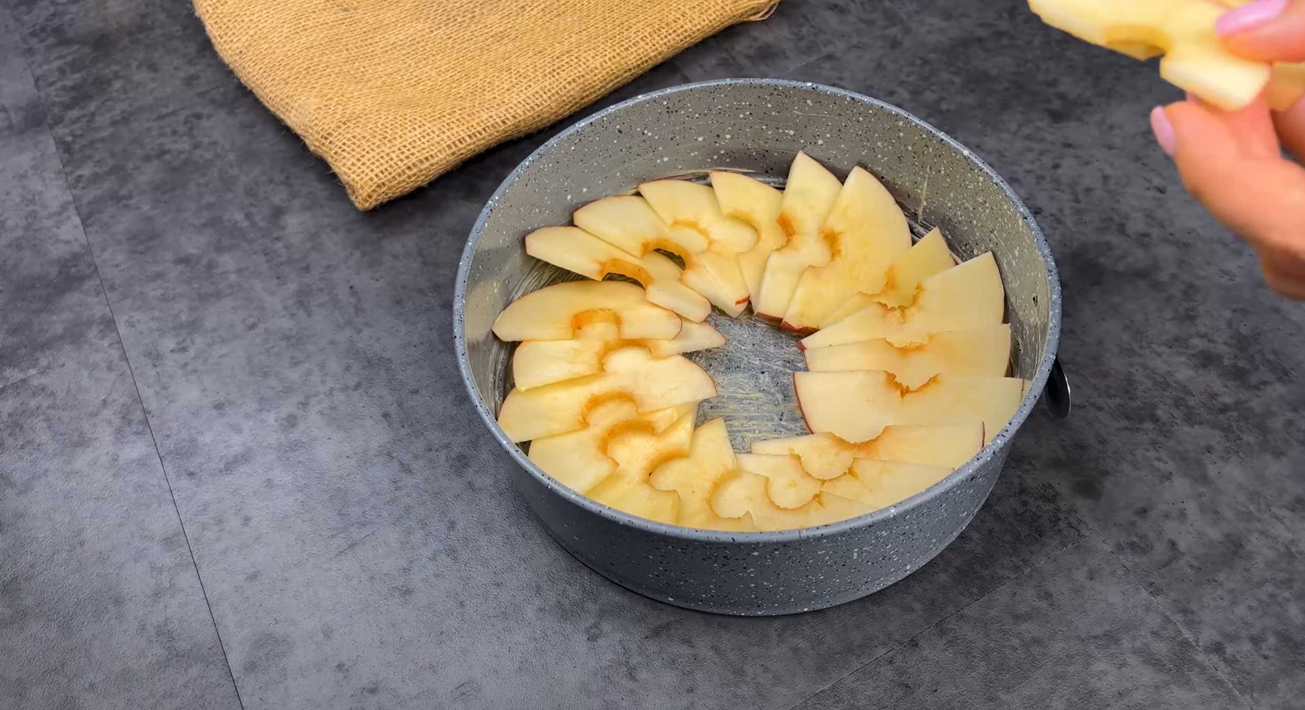 Charlotte aux pommes et à la cannelle - Étape 6