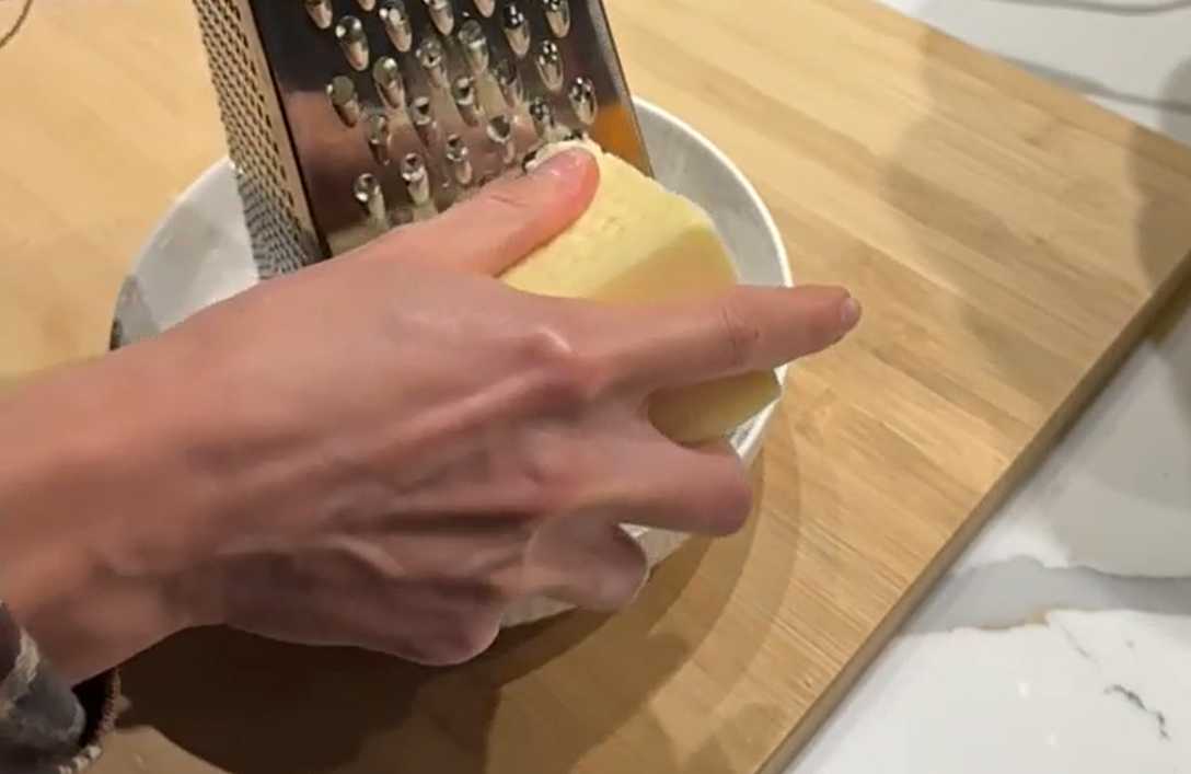 Pizza italienne maison sur pain lavash - Étape 2