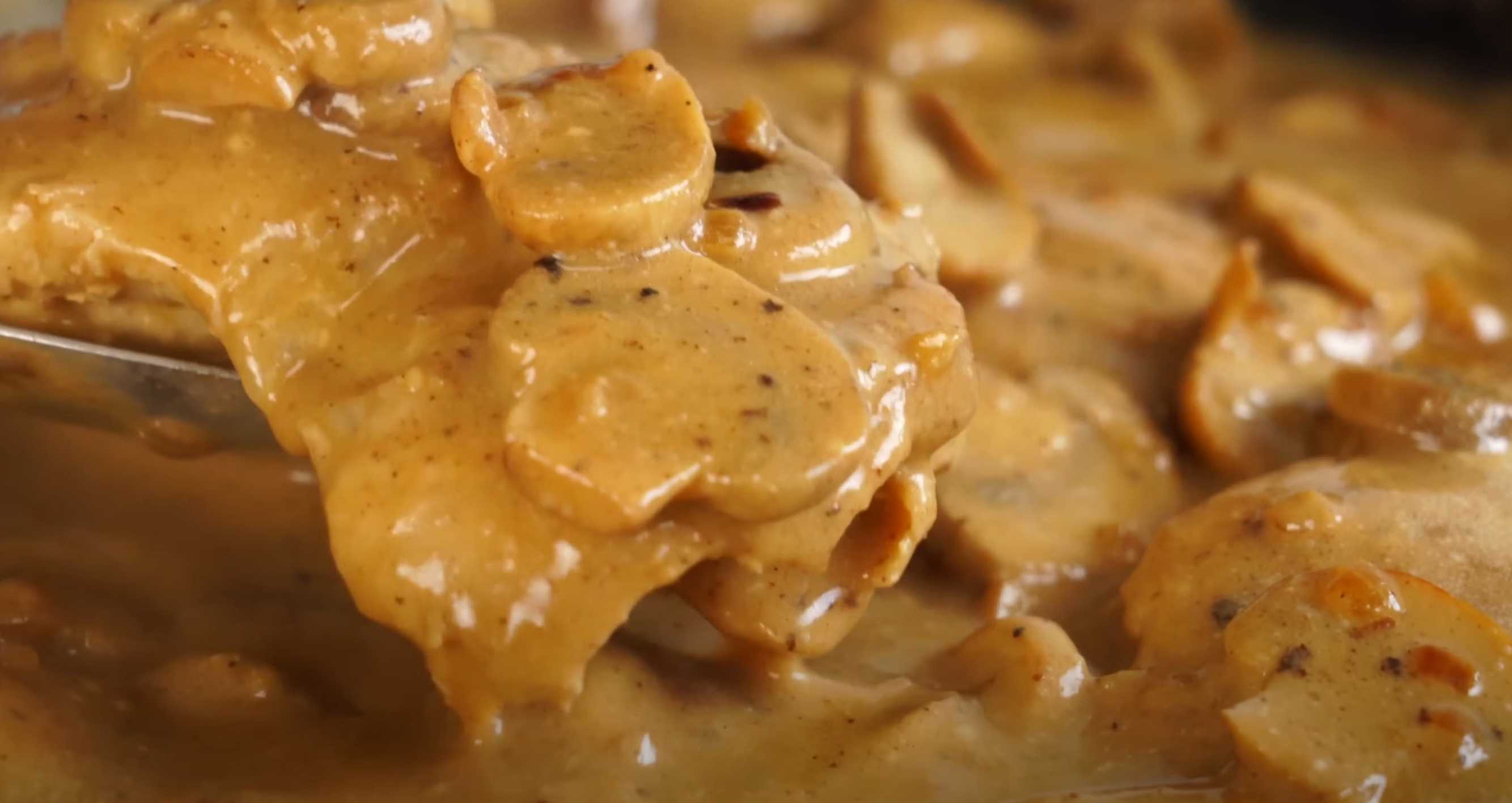 Cuisses de poulet à la sauce crémeuse aux champignons - Étape 9