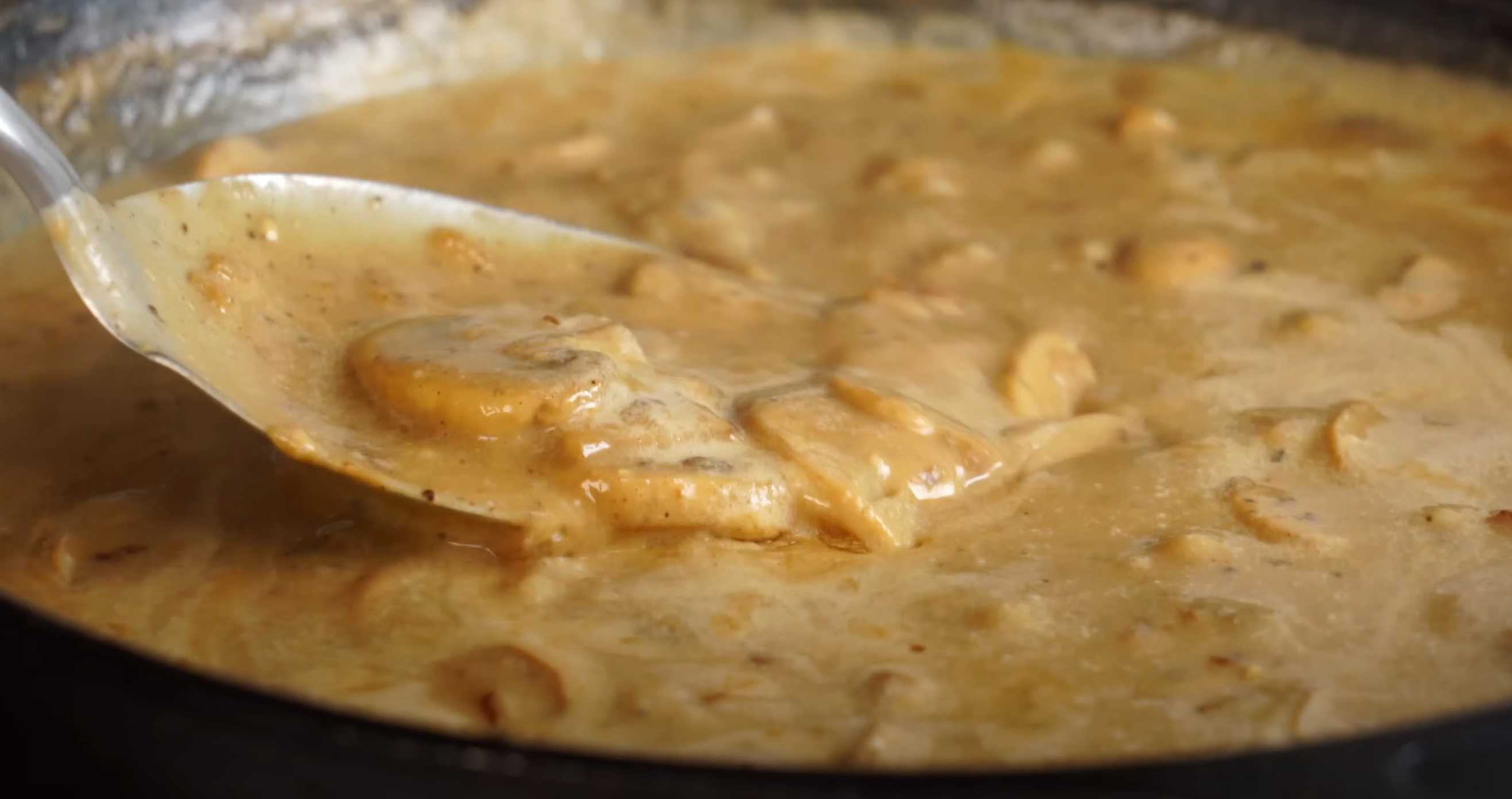 Cuisses de poulet à la sauce crémeuse aux champignons - Étape 8