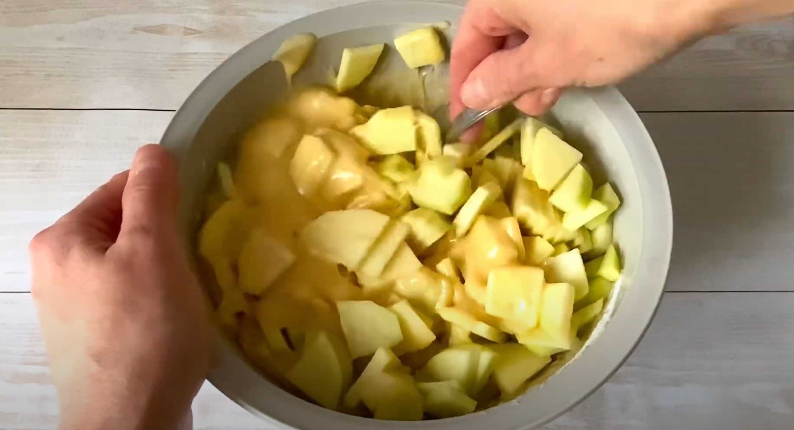 Gâteau Charlotte aux pommes sans batteur électrique - Étape 4 : Mélanger les pommes et la pâte