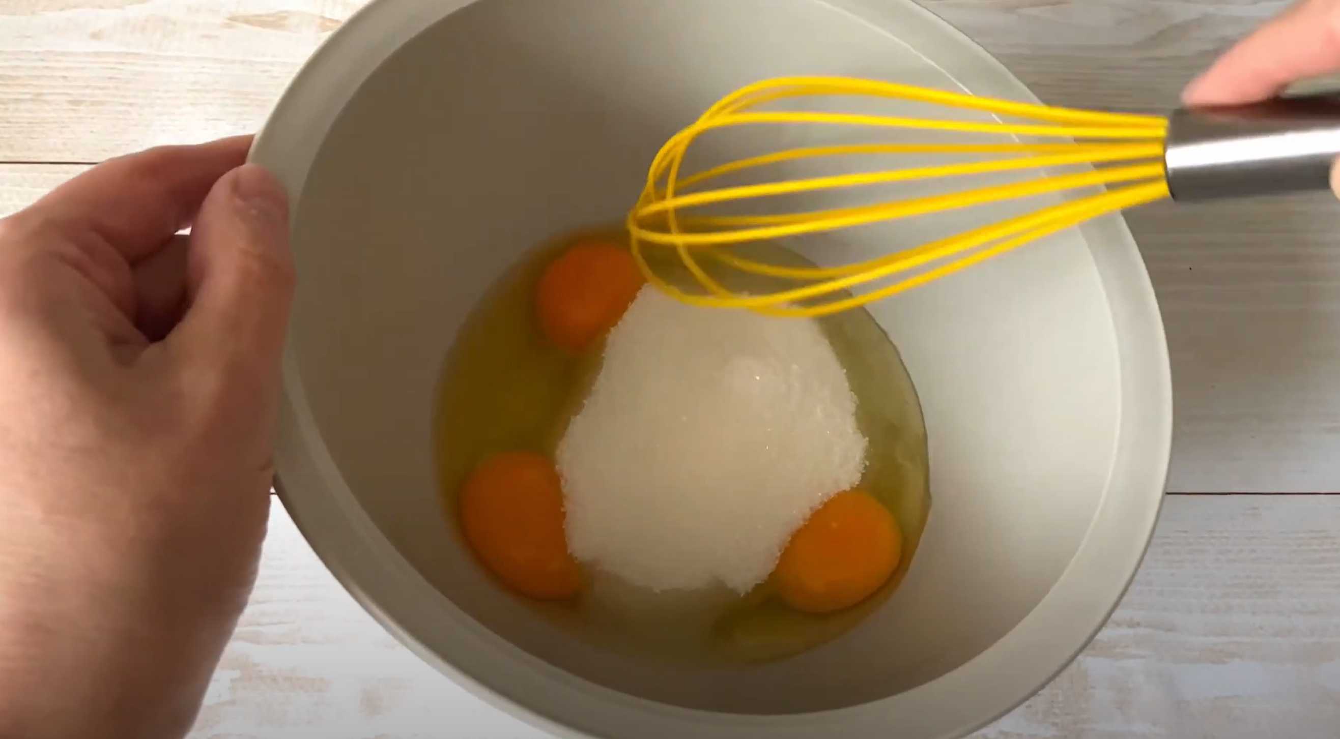Gâteau Charlotte aux pommes sans batteur électrique - Étape 2 : Mélanger les œufs et le sucre