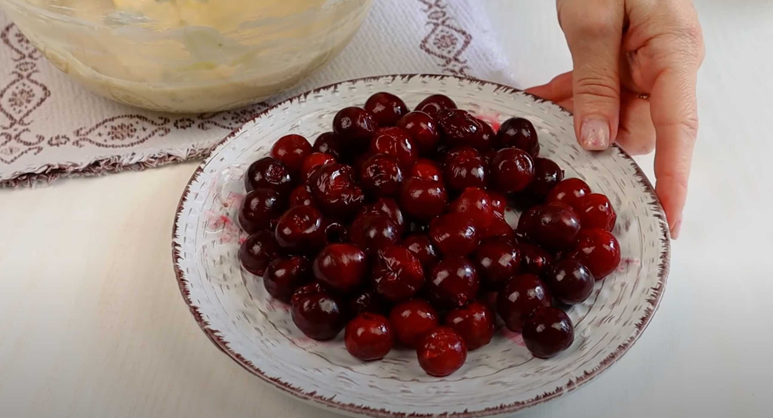 Charlotte aux cerises au four - Étape 6 : Préparation des cerises