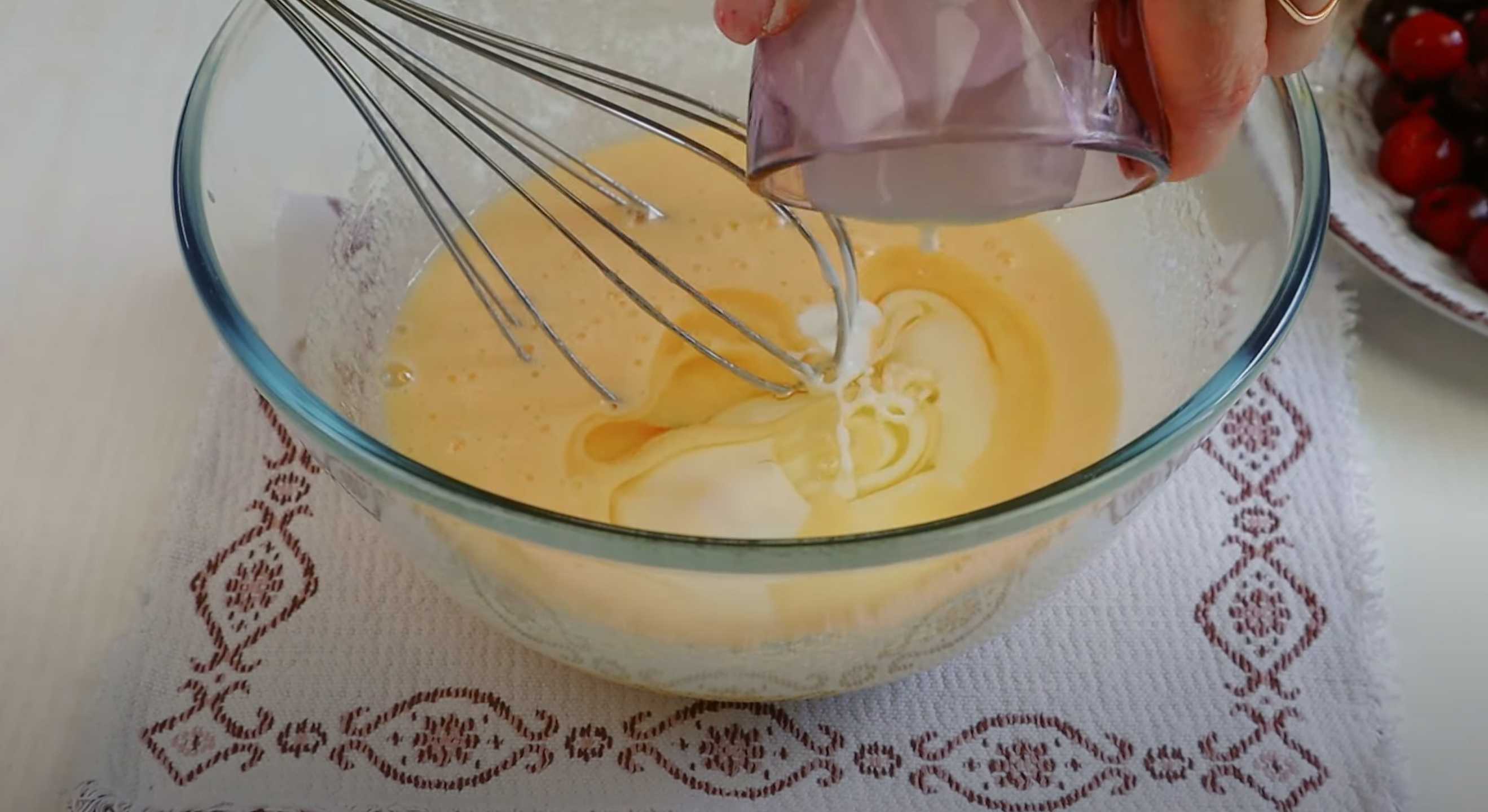 Charlotte aux cerises au four - Étape 2 : Ajouter les ingrédients liquides