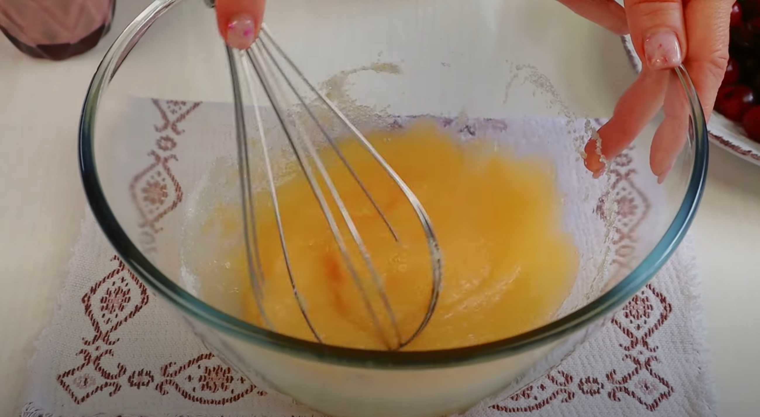 Charlotte aux cerises au four - Étape 1 : Mélanger la base