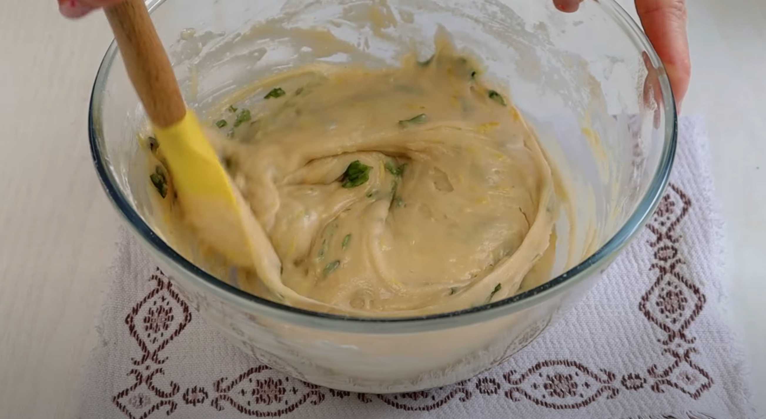 Charlotte aux cerises au four - Étape 5 : Mélanger la pâte