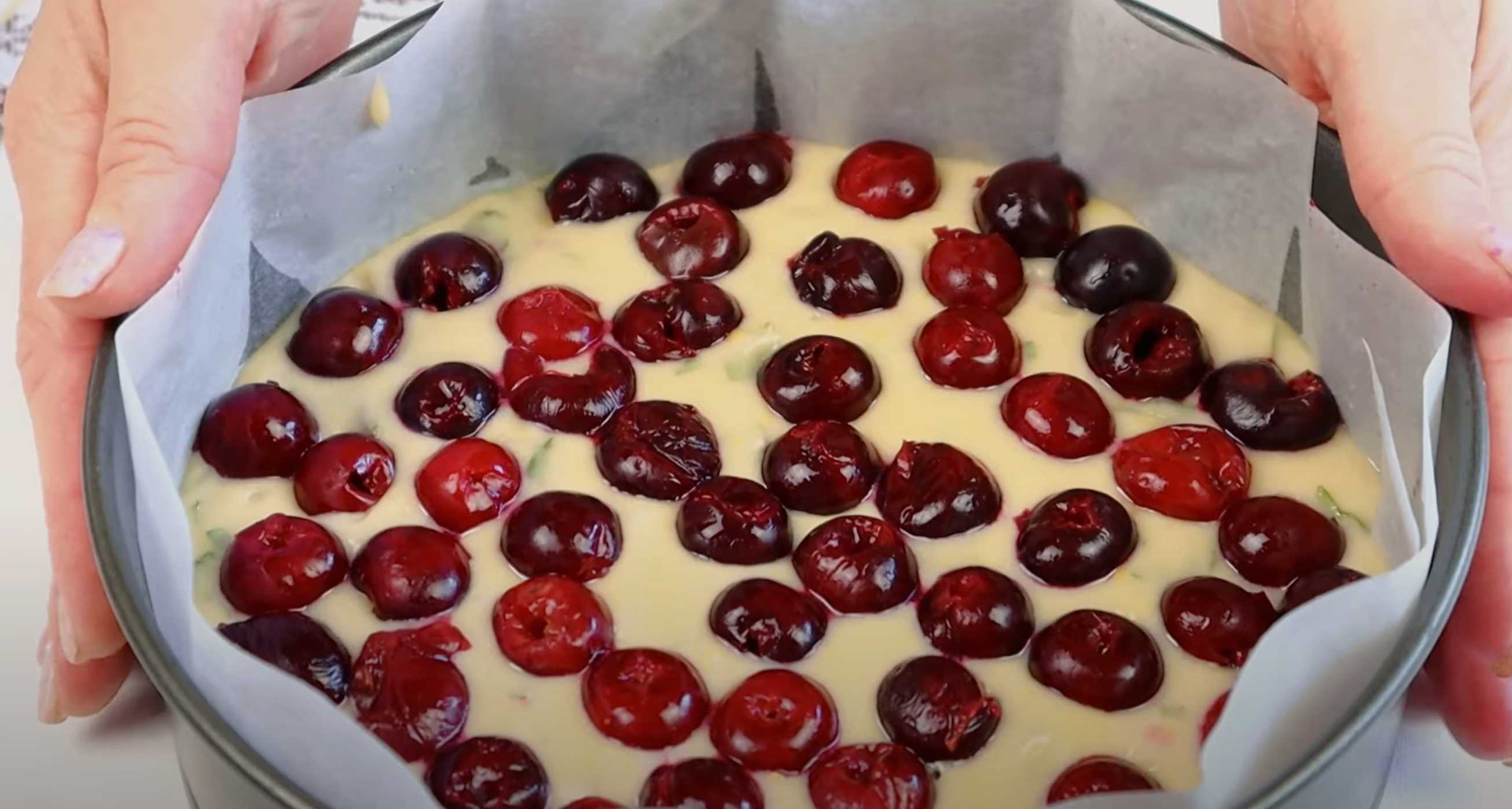 Gâteau Charlotte aux cerises au four - Étape 7 : Assemblage de la tarte