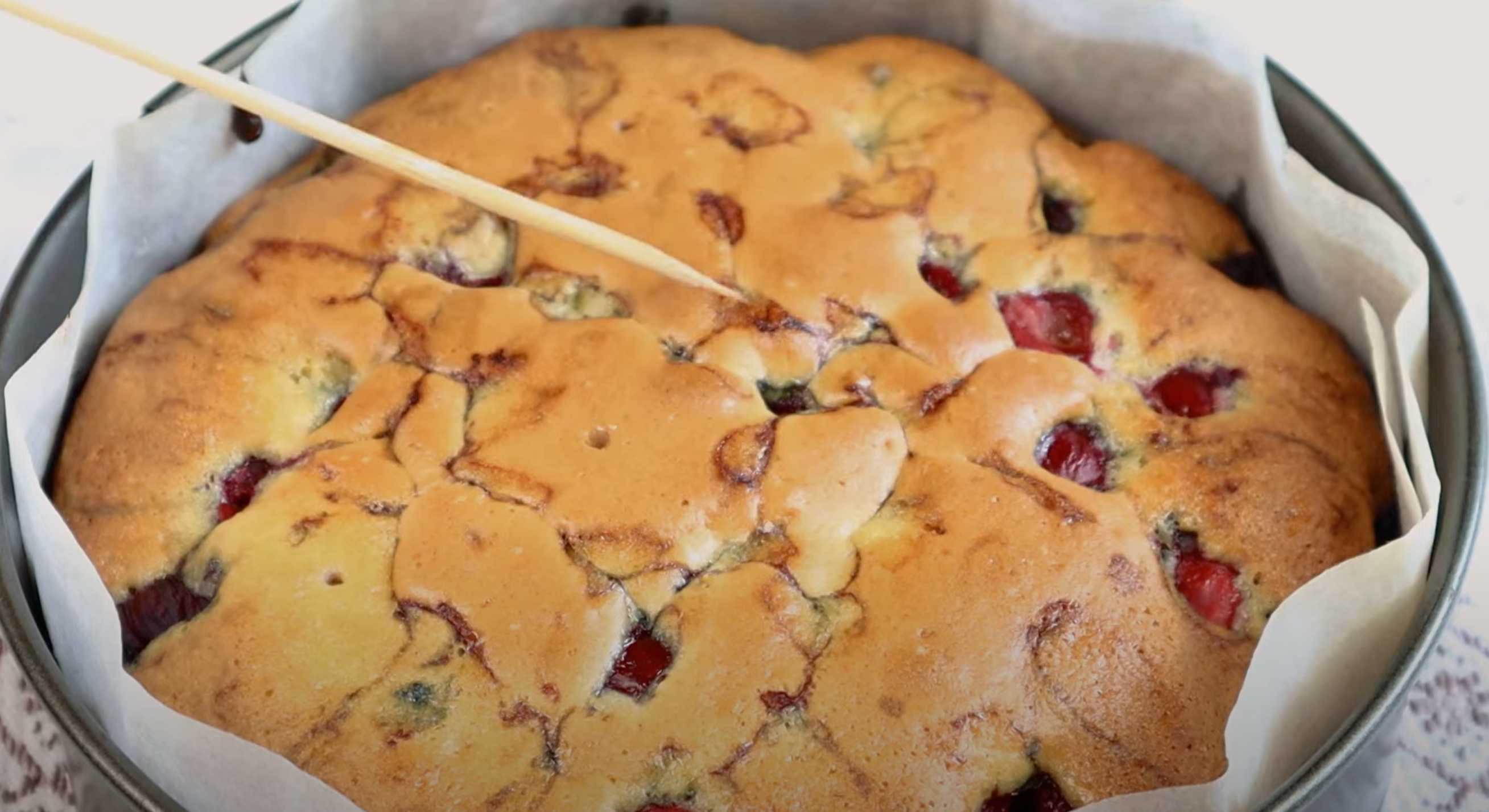 Charlotte aux cerises au four - Étape 9 : Vérification de la cuisson