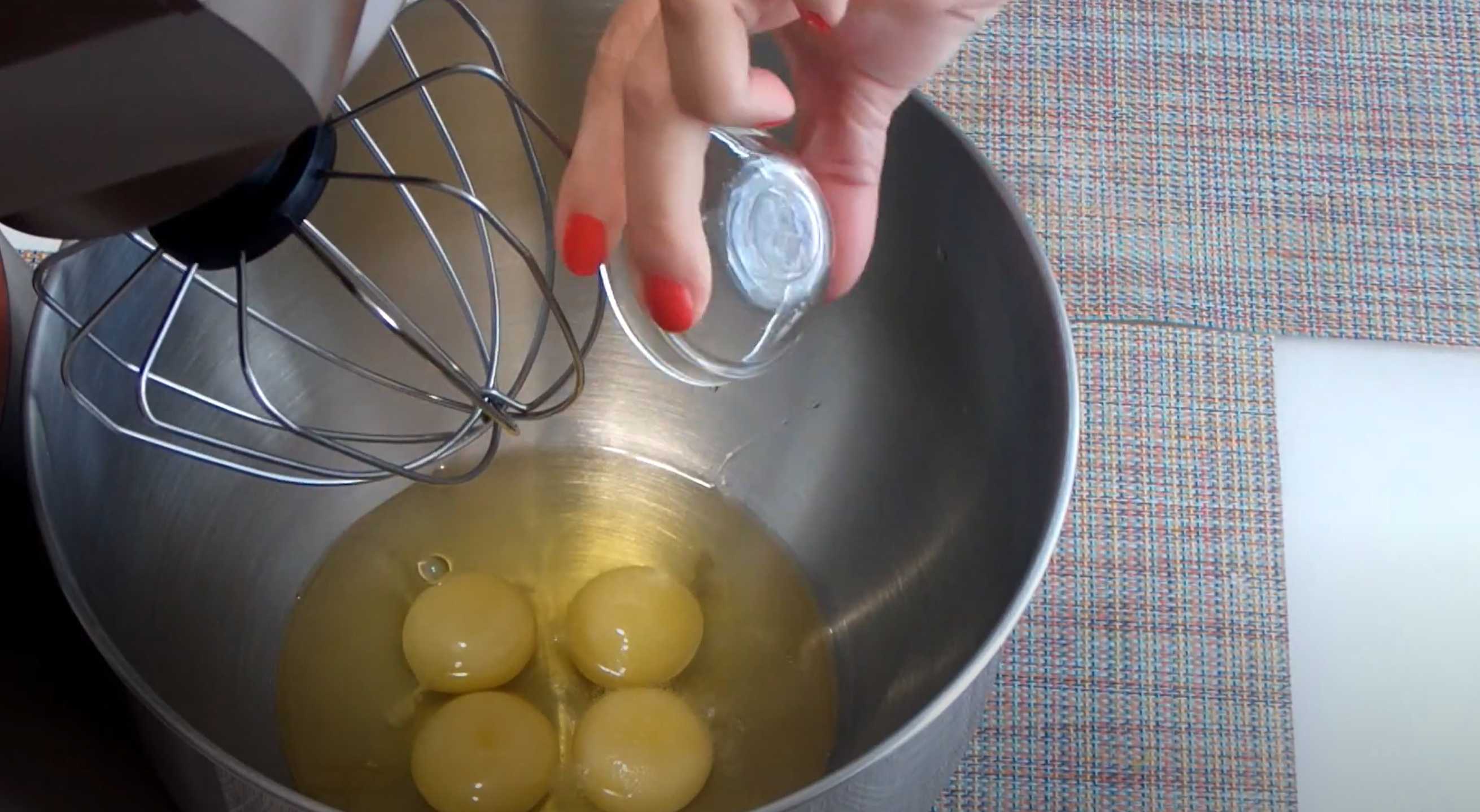 Charlotte au lait - Étape 2 : Battre les œufs avec le sucre