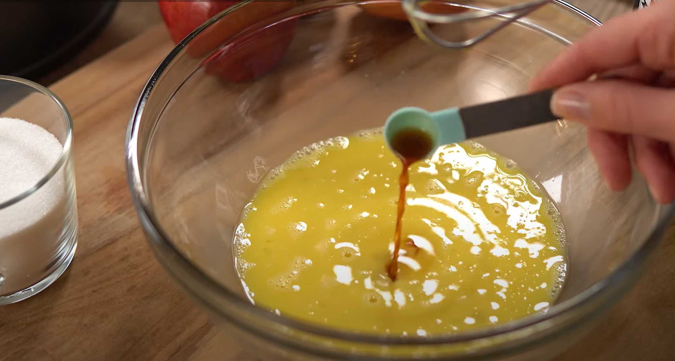 Charlotte à la croûte croustillante - Étape 2 : Battre les œufs avec le sucre