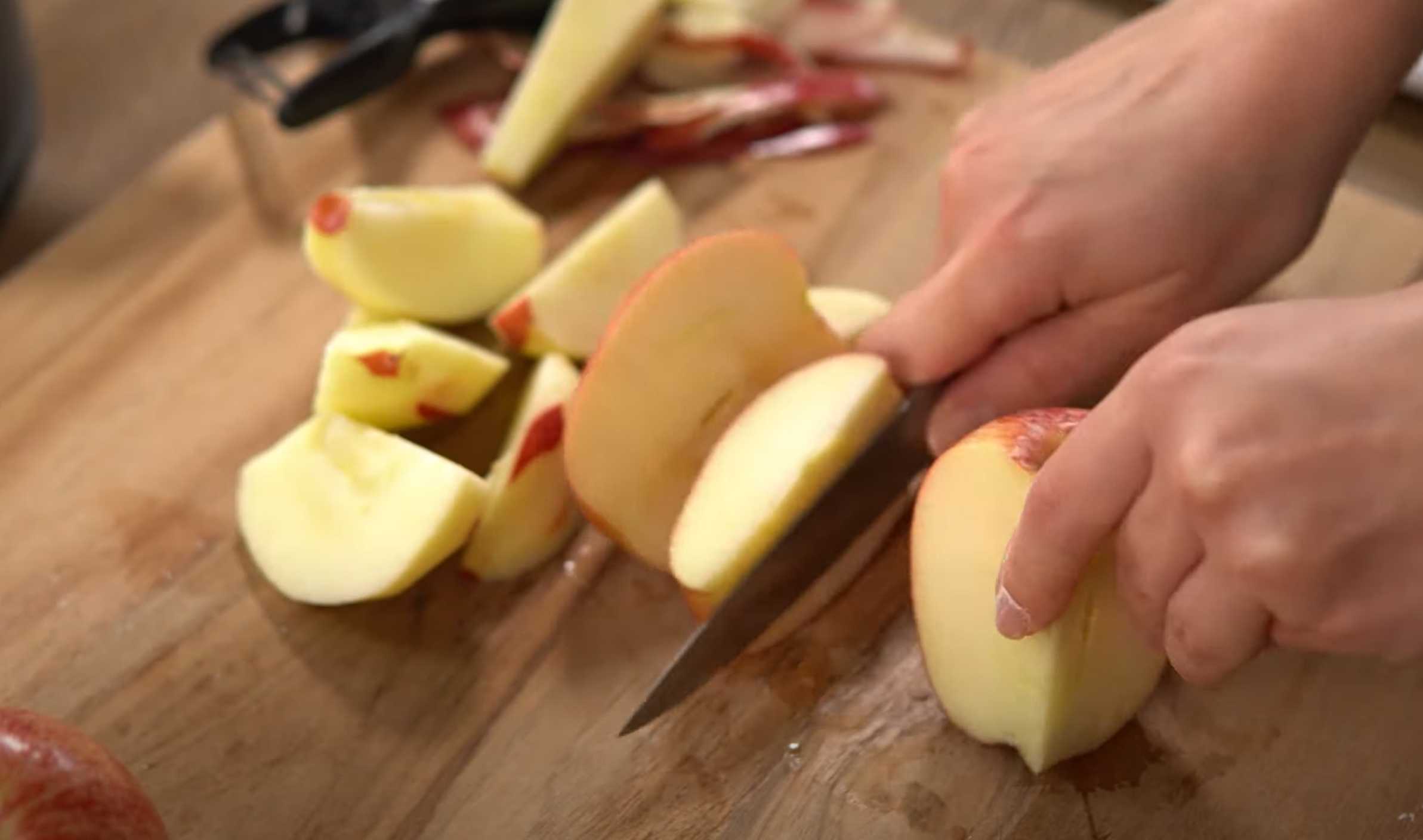 Charlotte à la croûte croustillante - Étape 6 : Préparation des pommes