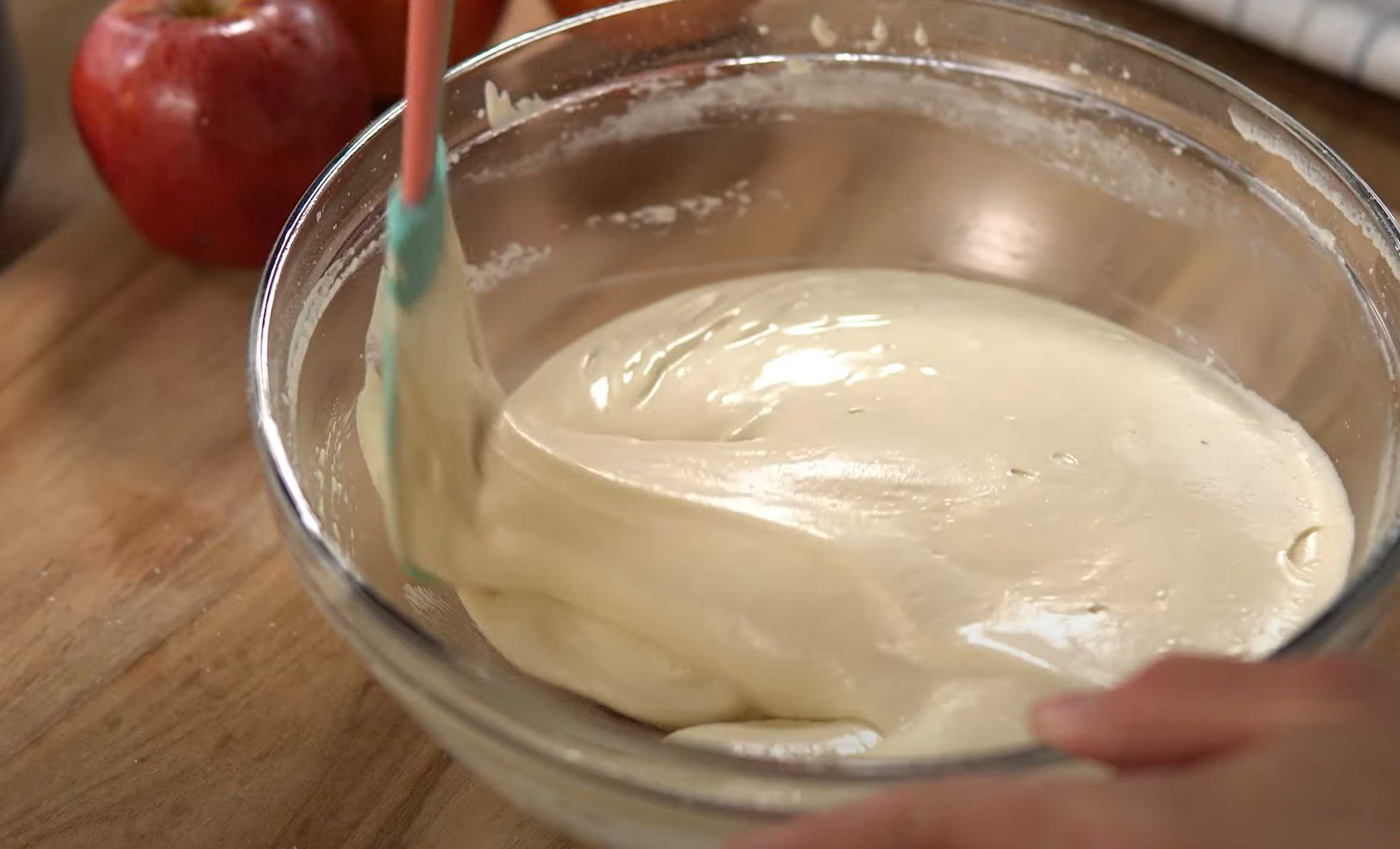 Charlotte à croûte croustillante - Étape 5 : Mélanger la pâte