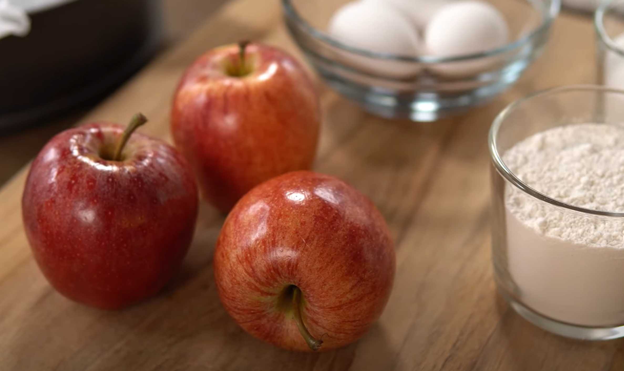 Charlotte à la croûte croustillante - Étape 1 : Préparer le four et le moule