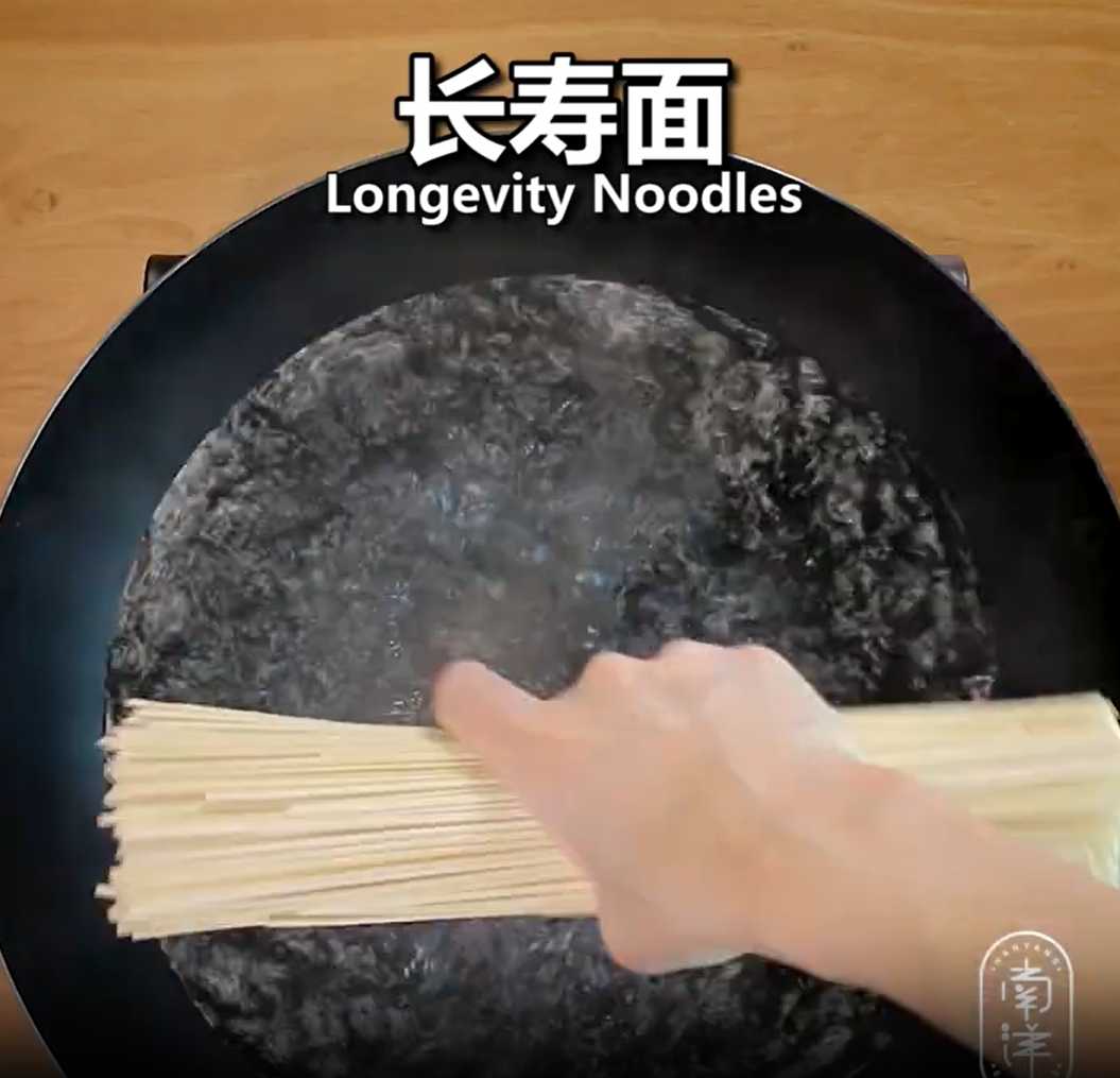 Nouilles sautées pour la longévité - Étape 2