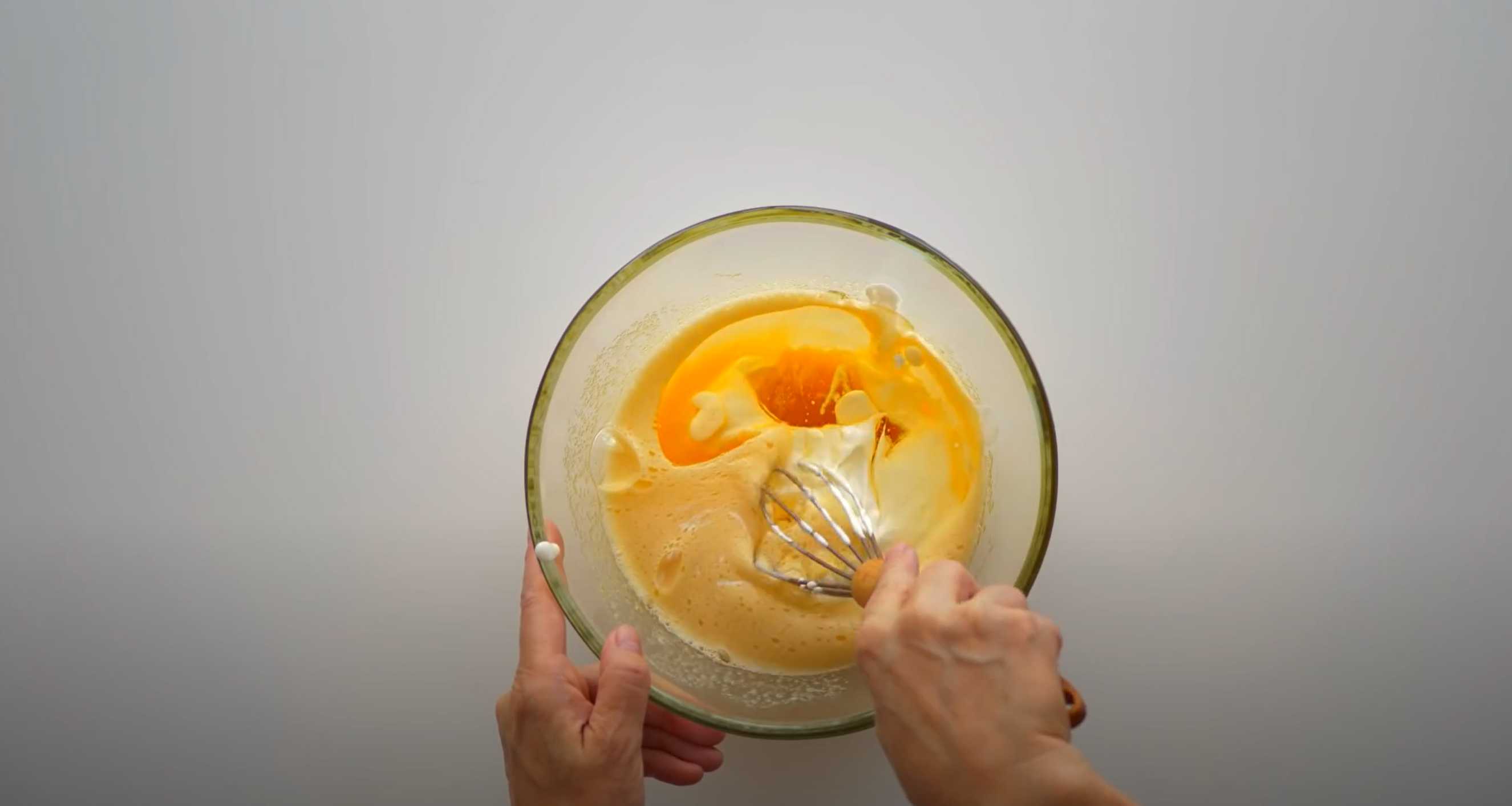 Charlotte aux prunes au four - Étape 3