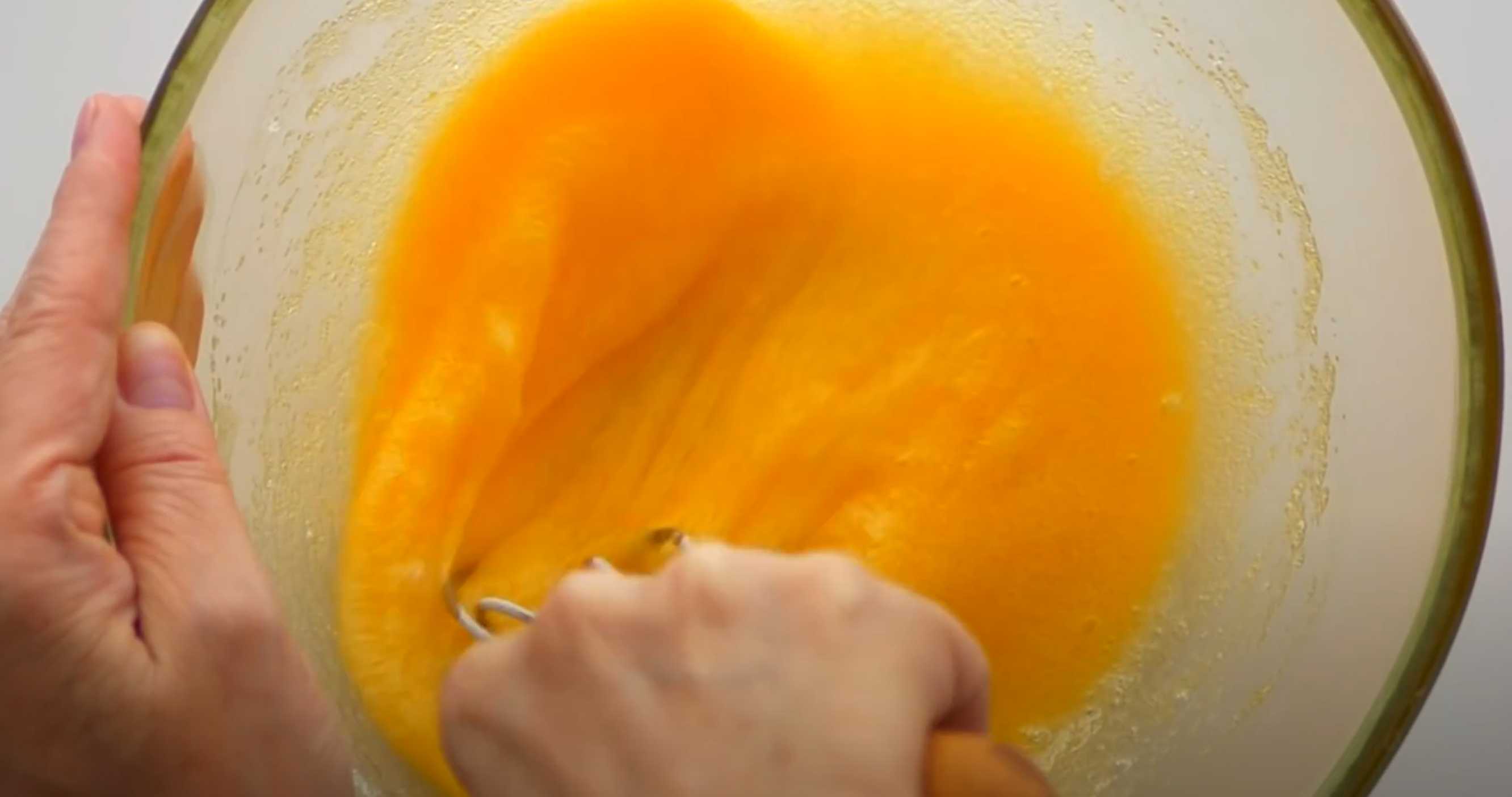 Charlotte aux prunes au four - Étape 2