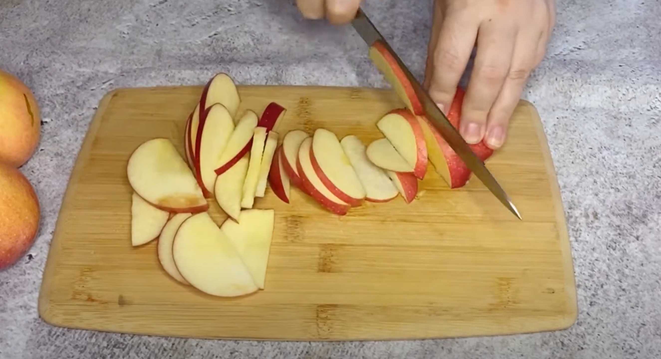 Charlotte aux pommes et au kéfir - Étape 1