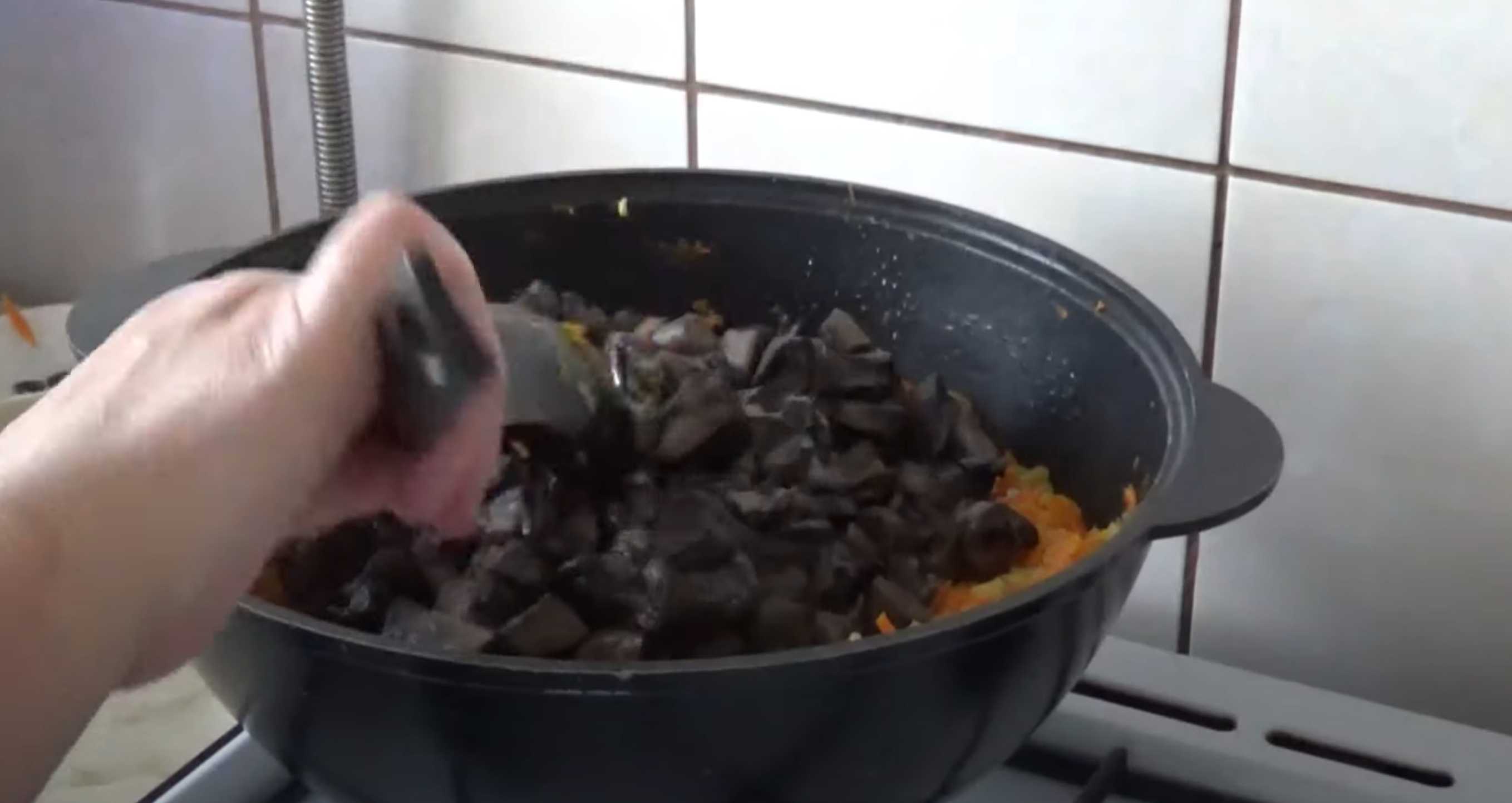 Solyanka aux champignons pour l'hiver en bocal - Étape 3